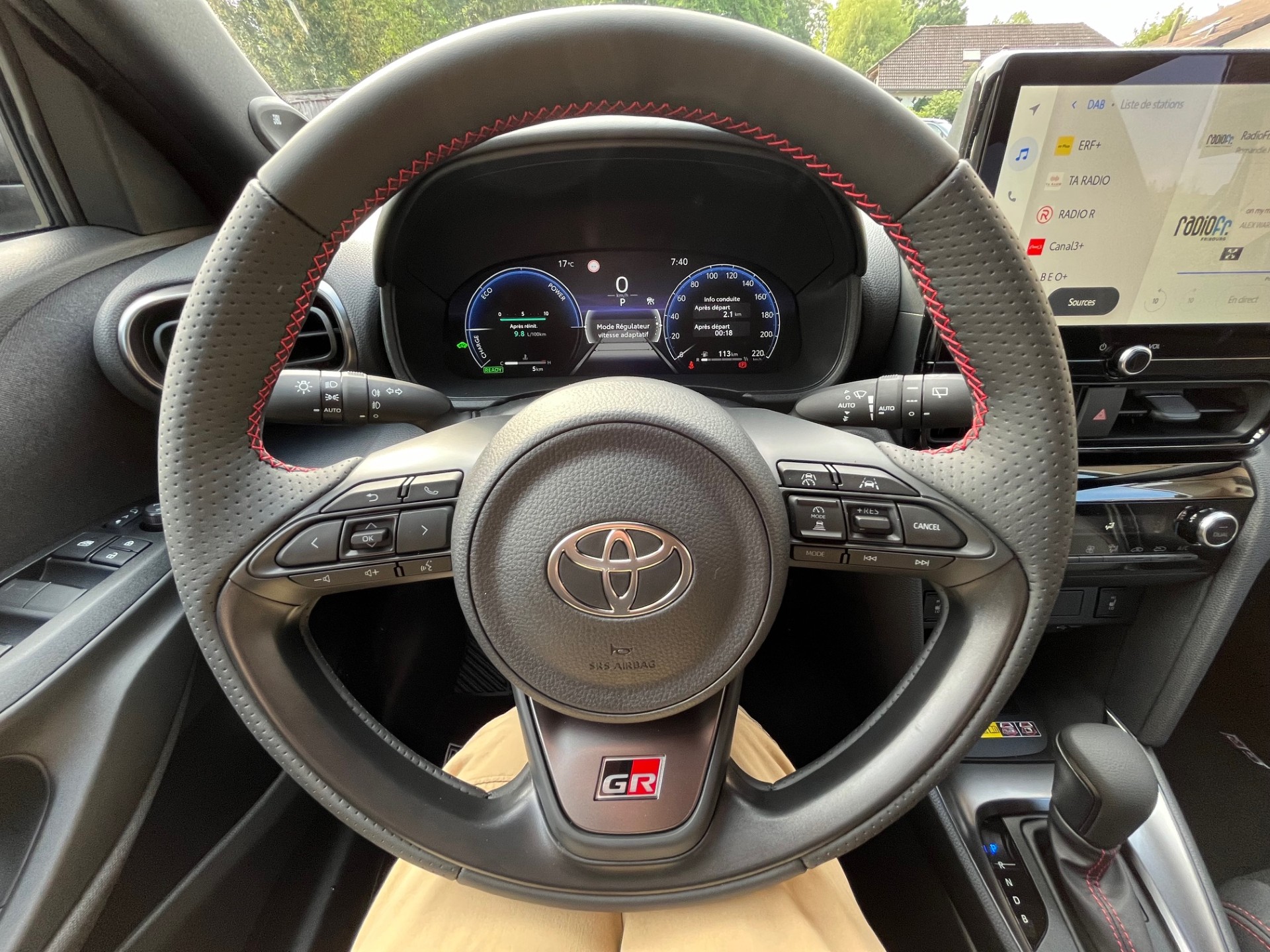 TOYOTA Yaris Cross 1.5 GR Sport e-CVT-image-10