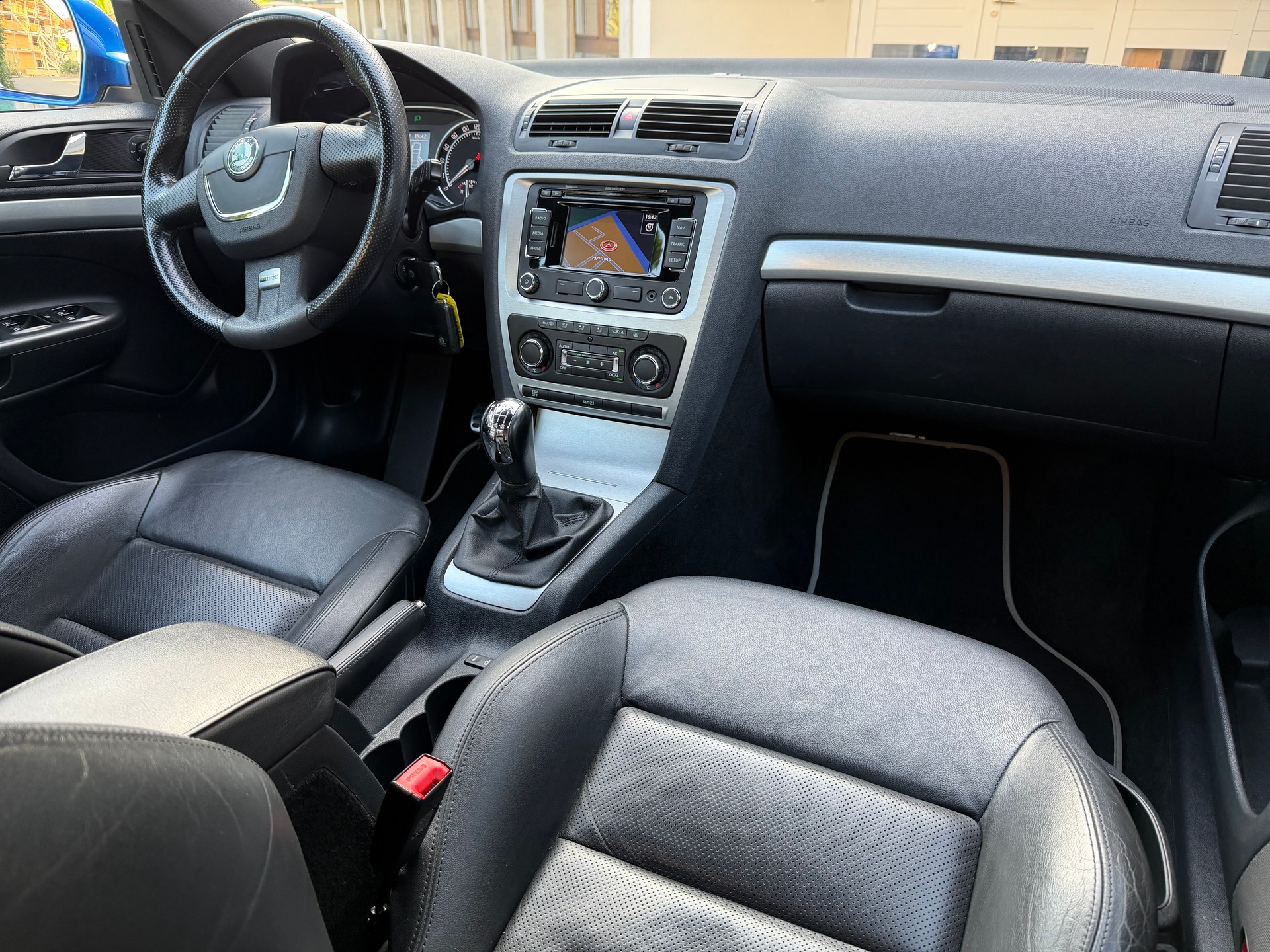 SKODA Octavia Combi 2.0 TSI RS-image-10