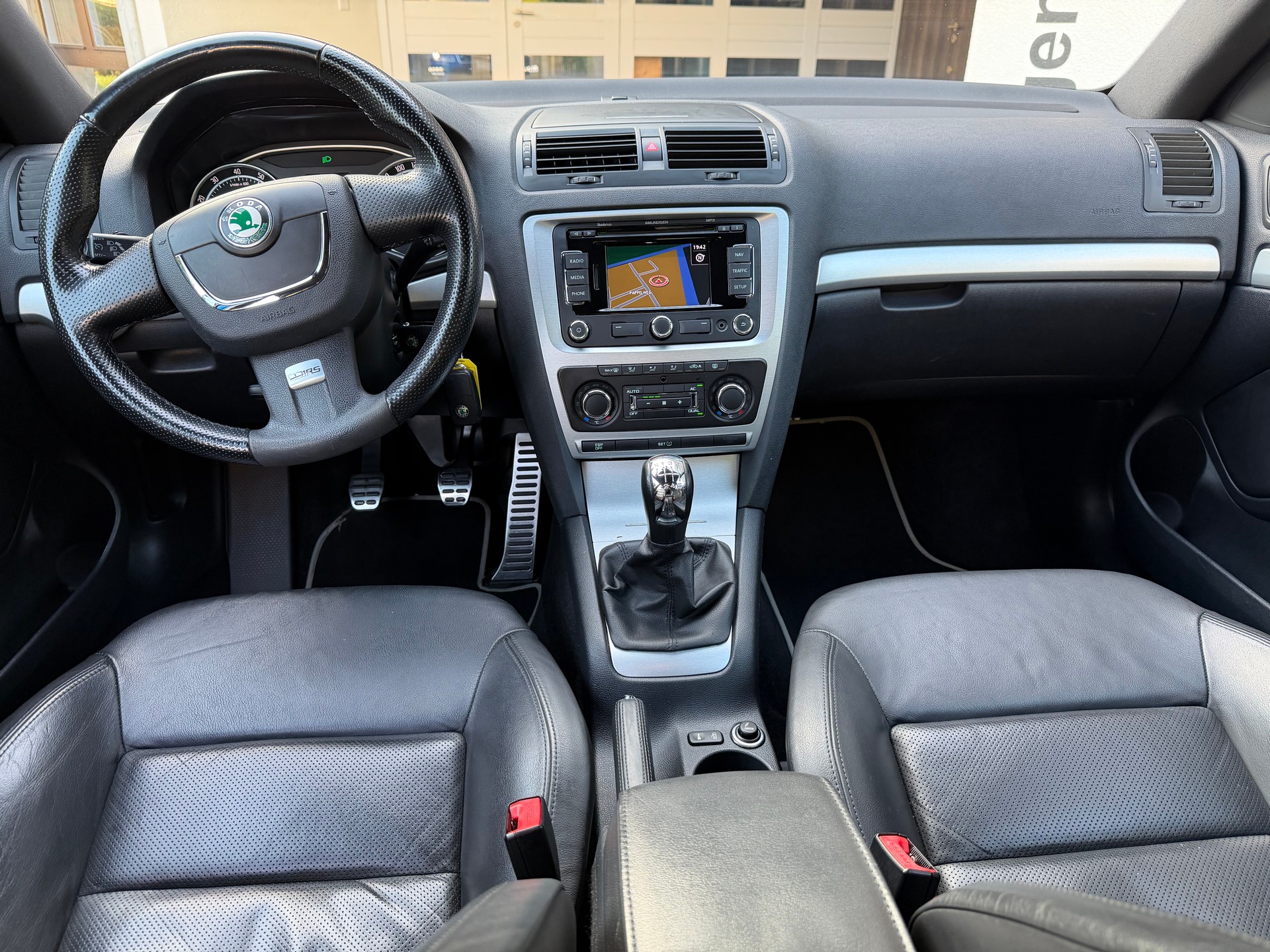 SKODA Octavia Combi 2.0 TSI RS-image-11
