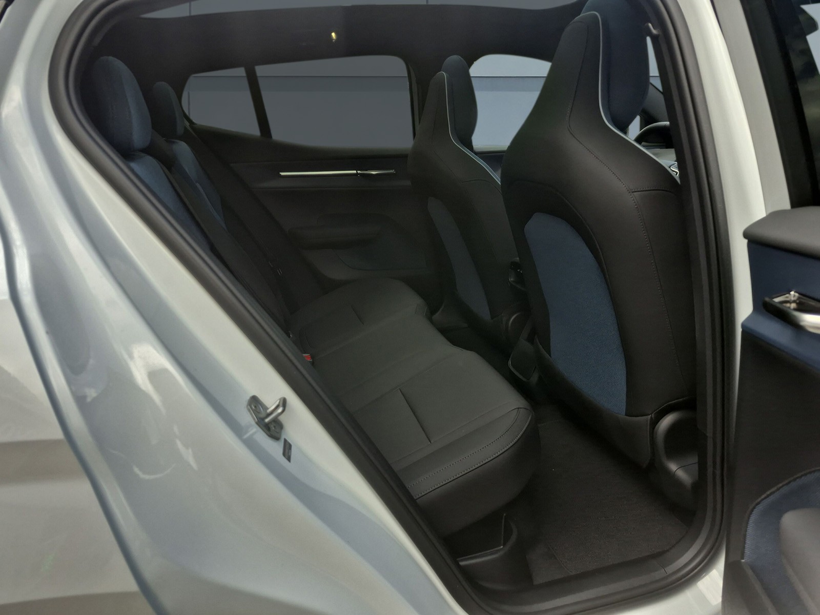VOLVO EX 30 E60 Twin Ultra Performance AWD-image-13