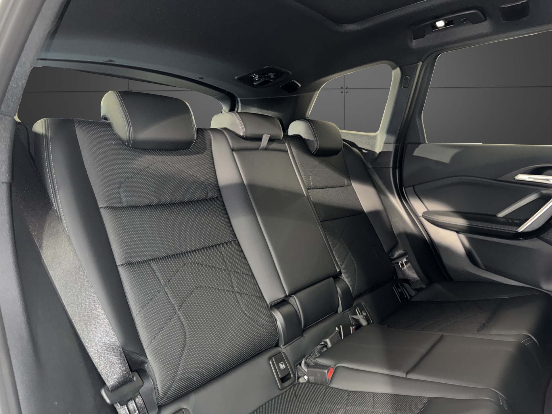 BMW iX1 20 eDrive-image-16