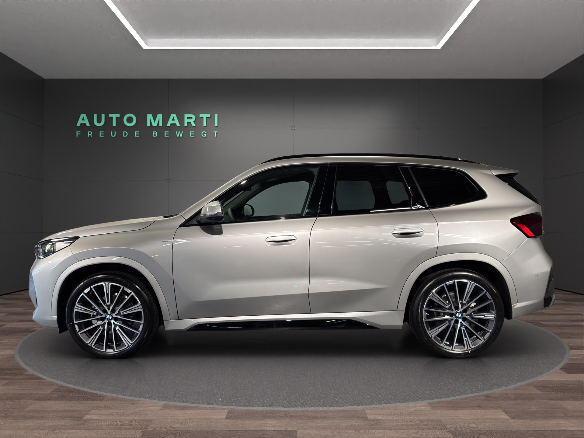 BMW iX1 20 eDrive-image-1