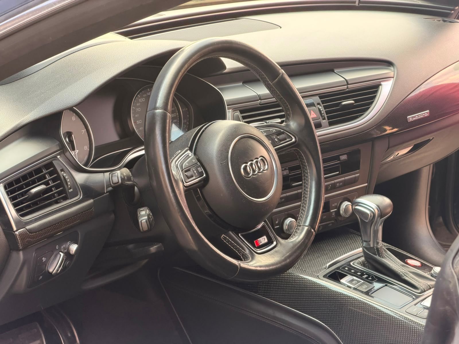 AUDI 4.0 V8 TFSI quattro S-Tronic-image-8