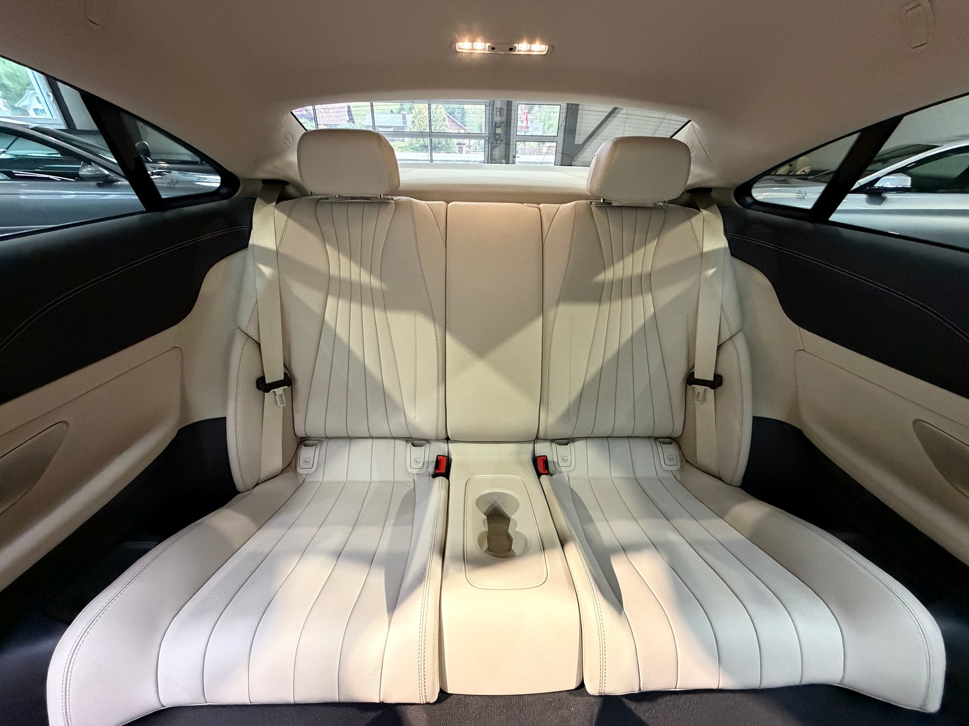 MERCEDES-BENZ E 200 Coupé 4Matic AMG Line 9G-Tronic-image-12