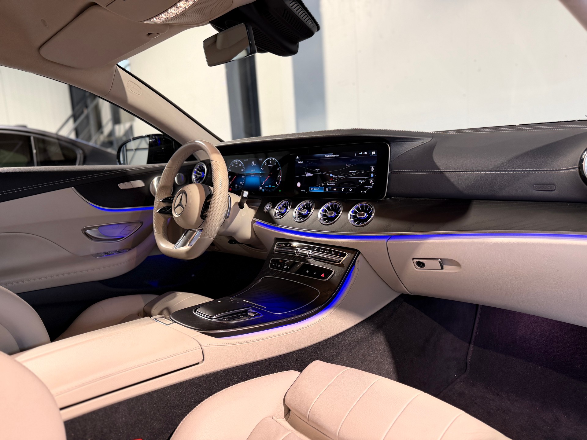 MERCEDES-BENZ E 200 Coupé 4Matic AMG Line 9G-Tronic-image-9
