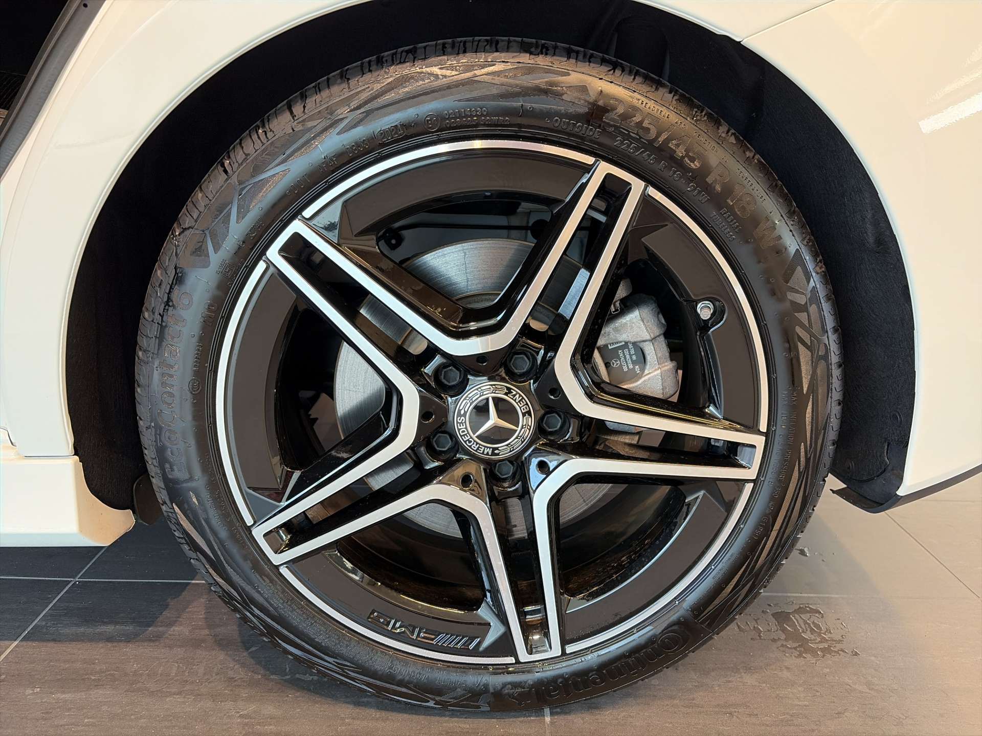 MERCEDES-BENZ B 250 4Matic AMG Line DCT-Automat-image-8