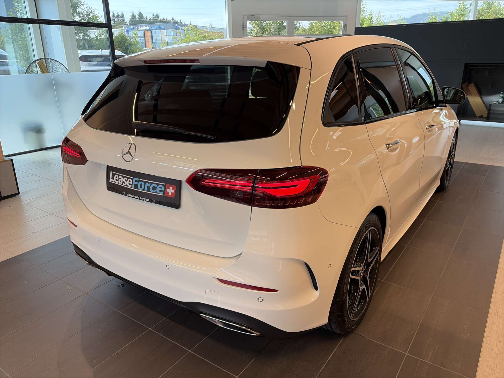 MERCEDES-BENZ B 250 4Matic AMG Line DCT-Automat-image-2