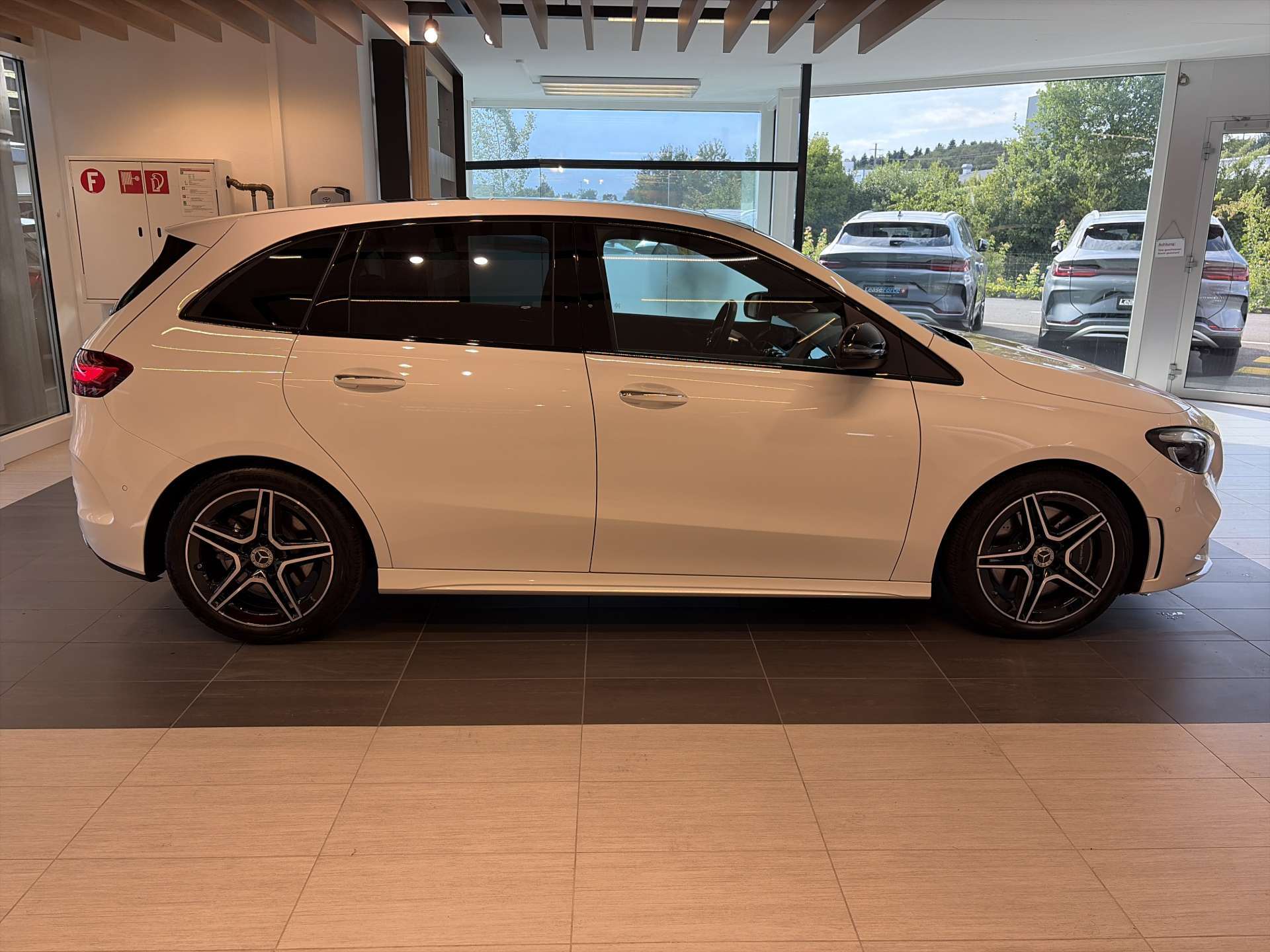 MERCEDES-BENZ B 250 4Matic AMG Line DCT-Automat-image-13
