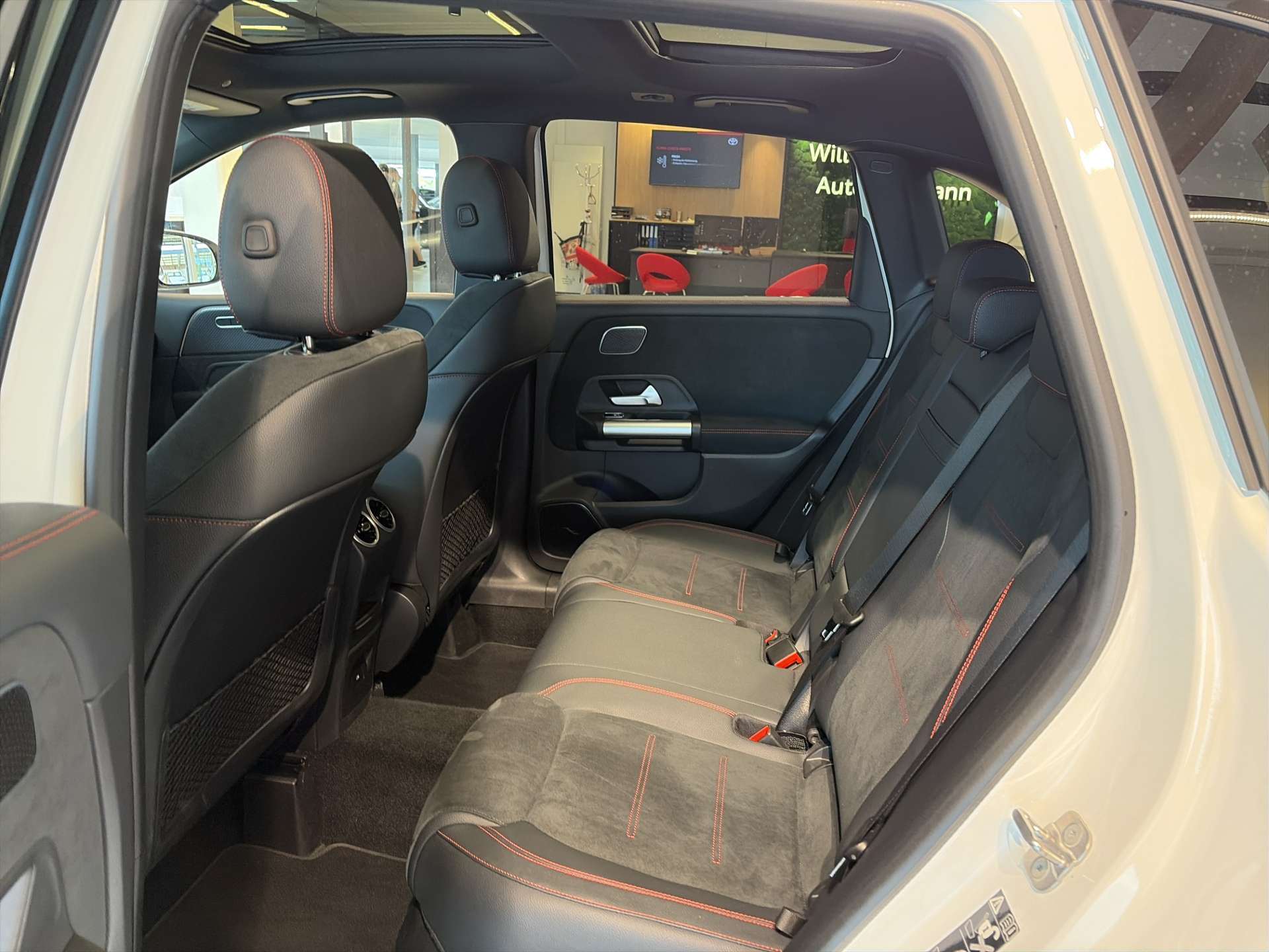 MERCEDES-BENZ B 250 4Matic AMG Line DCT-Automat-image-6