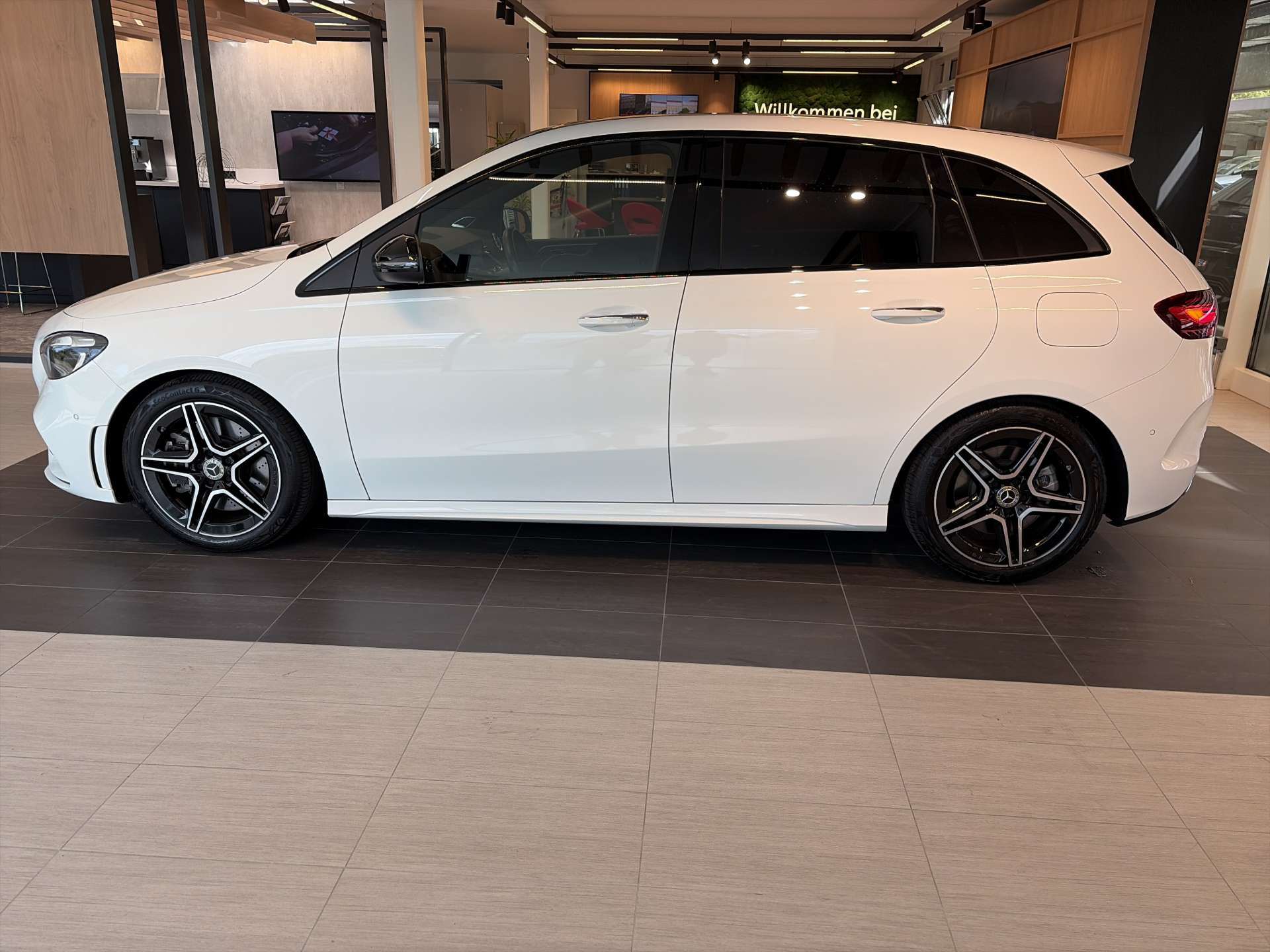 MERCEDES-BENZ B 250 4Matic AMG Line DCT-Automat-image-11