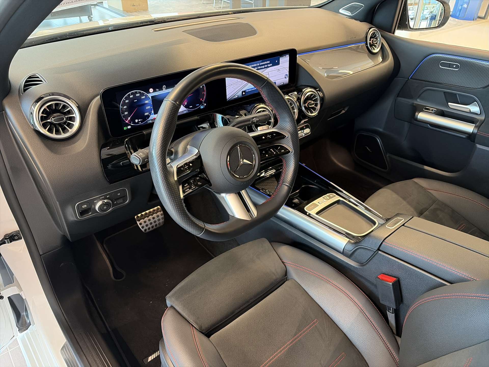MERCEDES-BENZ B 250 4Matic AMG Line DCT-Automat-image-5