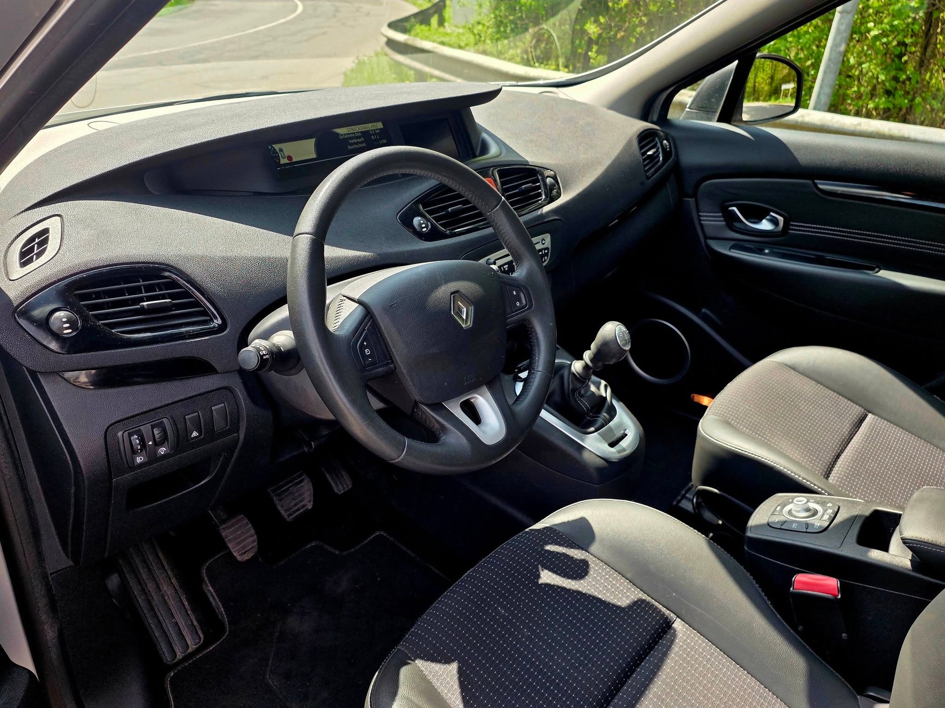 RENAULT Grand Scénic 1.4 16V Turbo Privilège-image-2