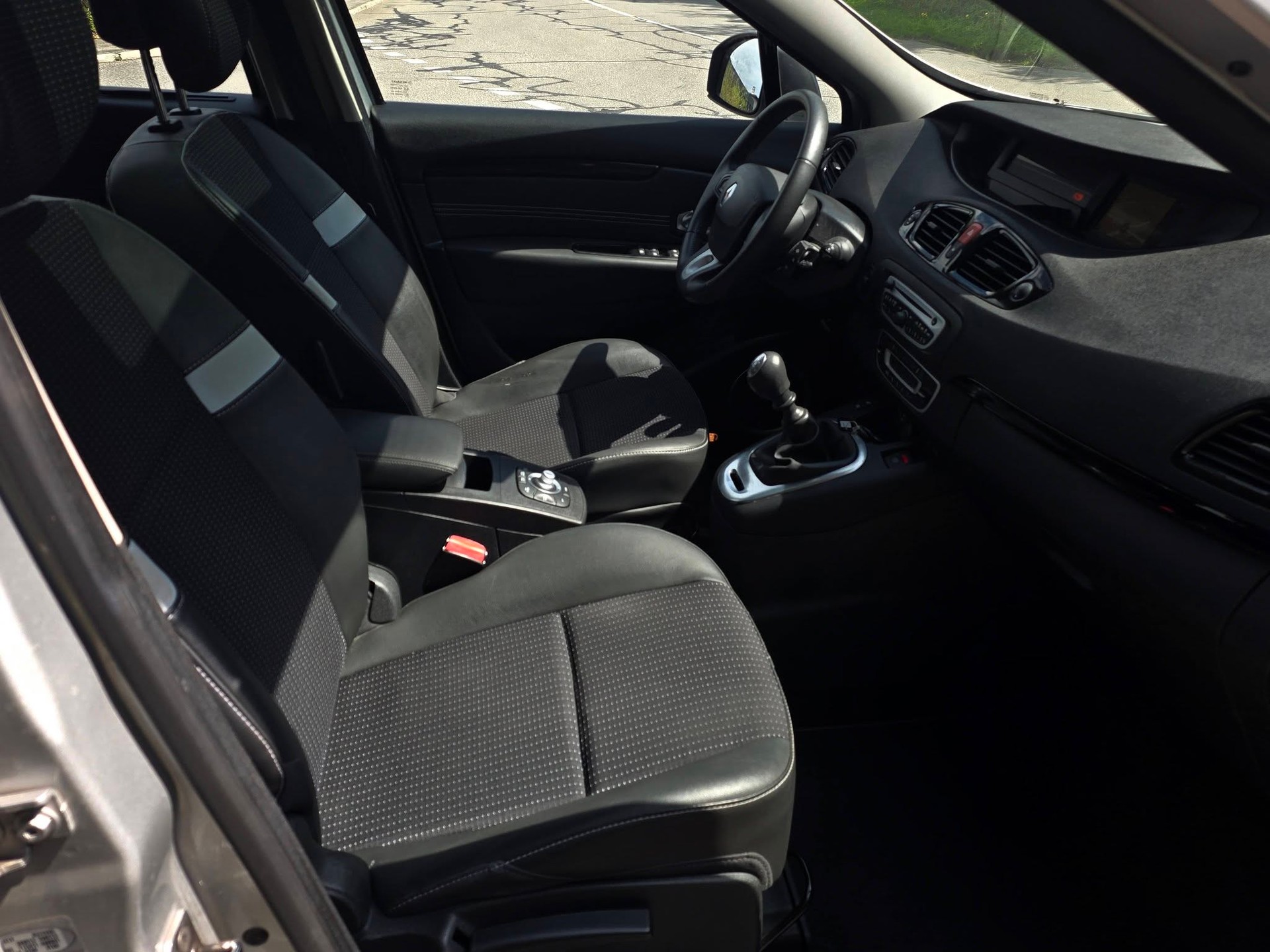 RENAULT Grand Scénic 1.4 16V Turbo Privilège-image-12