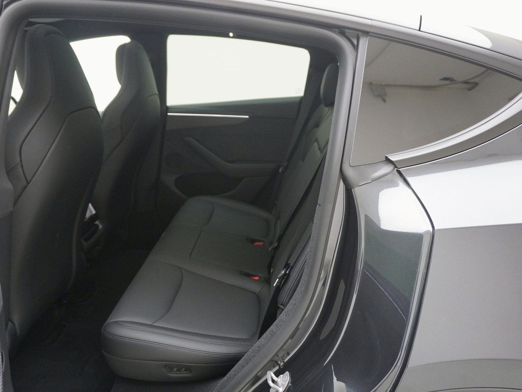 TESLA Model Y Performance AWD-image-16