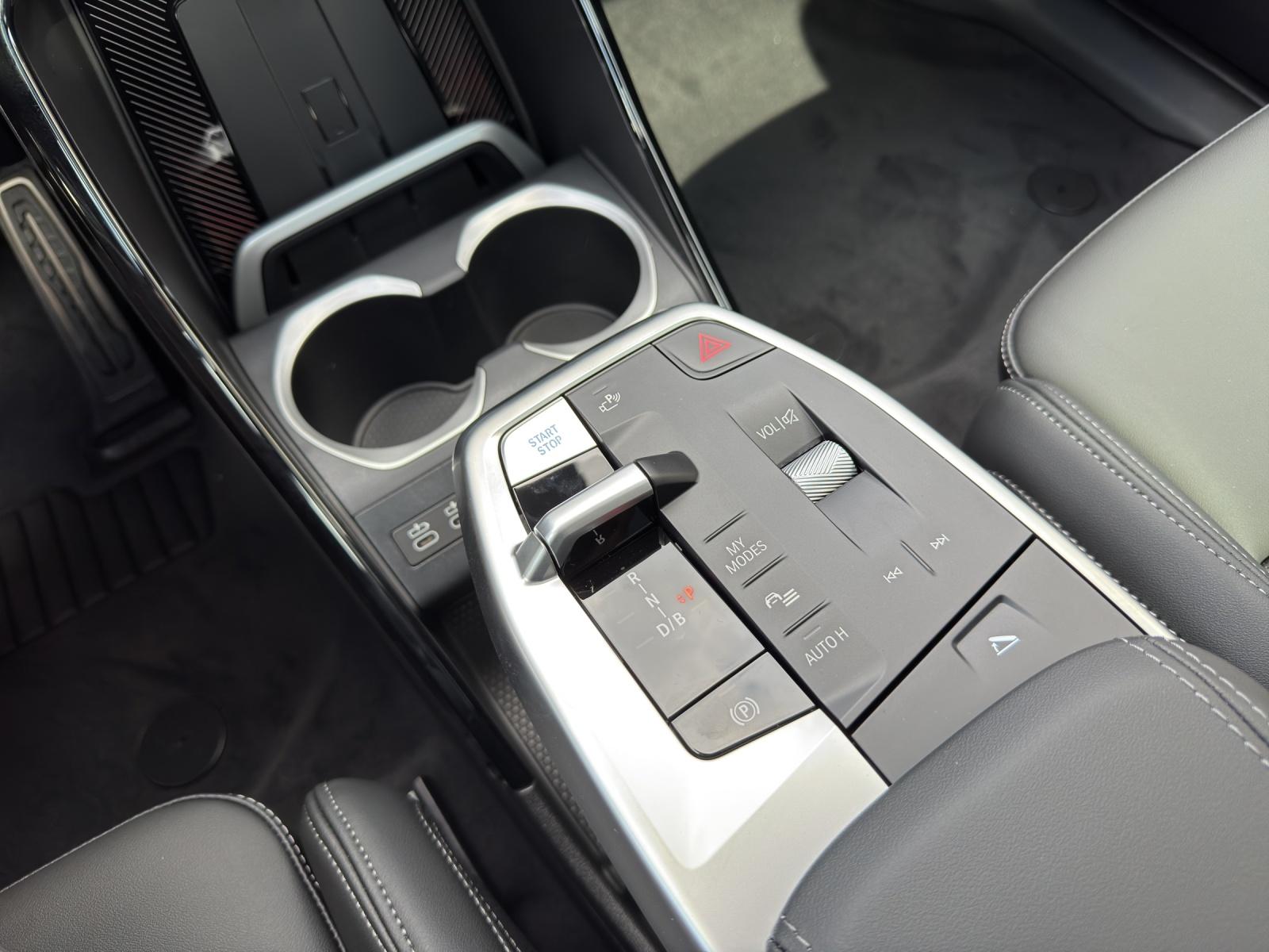 BMW iX1 30 xDrive-image-9
