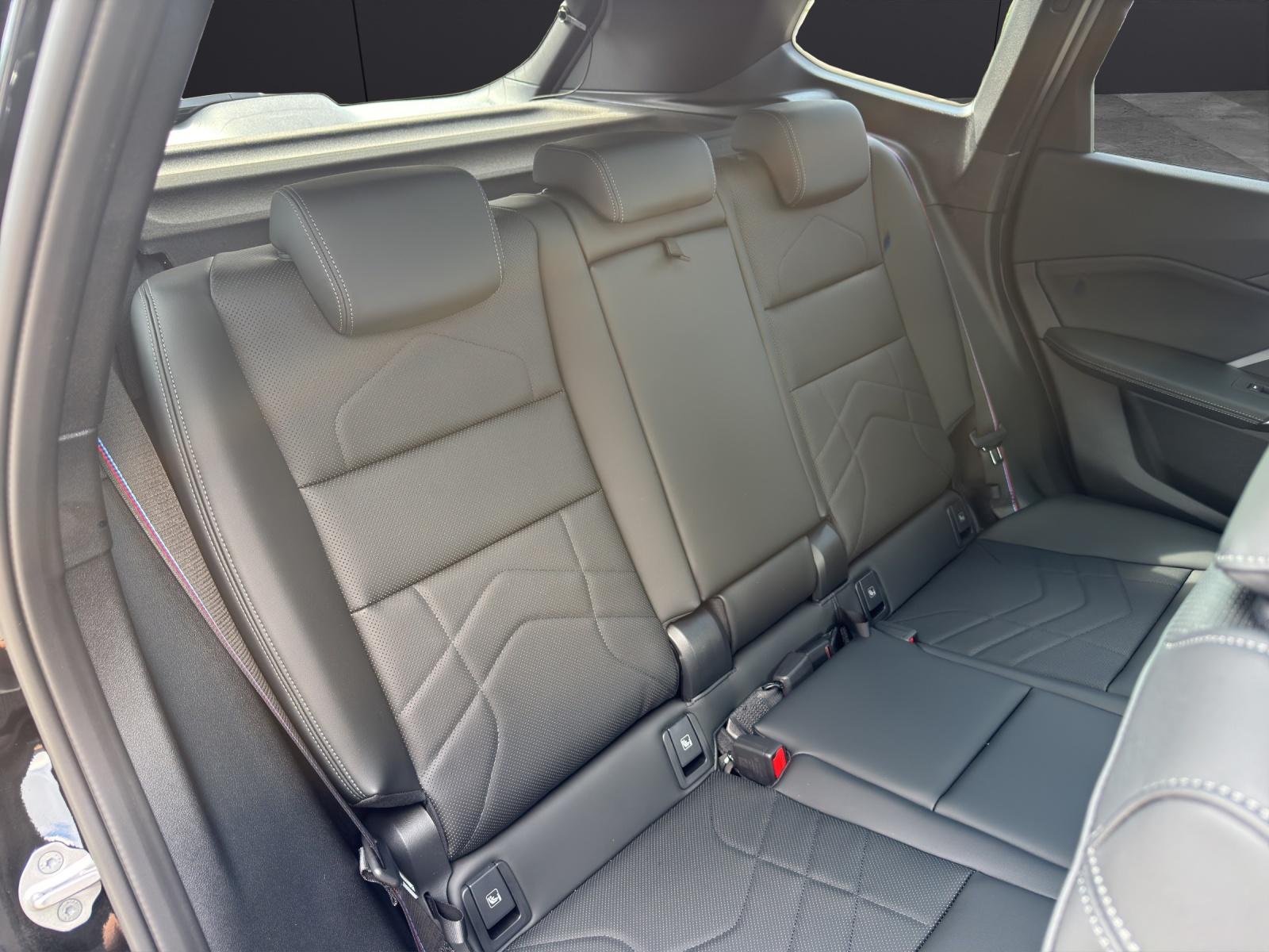 BMW iX1 30 xDrive-image-14