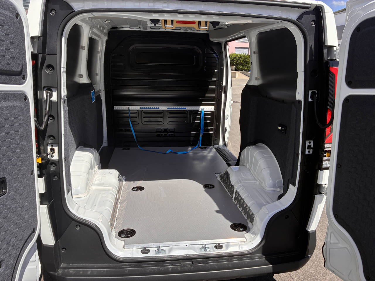 KIA PV5 Cargo 71.2 kWh Plus-image-5