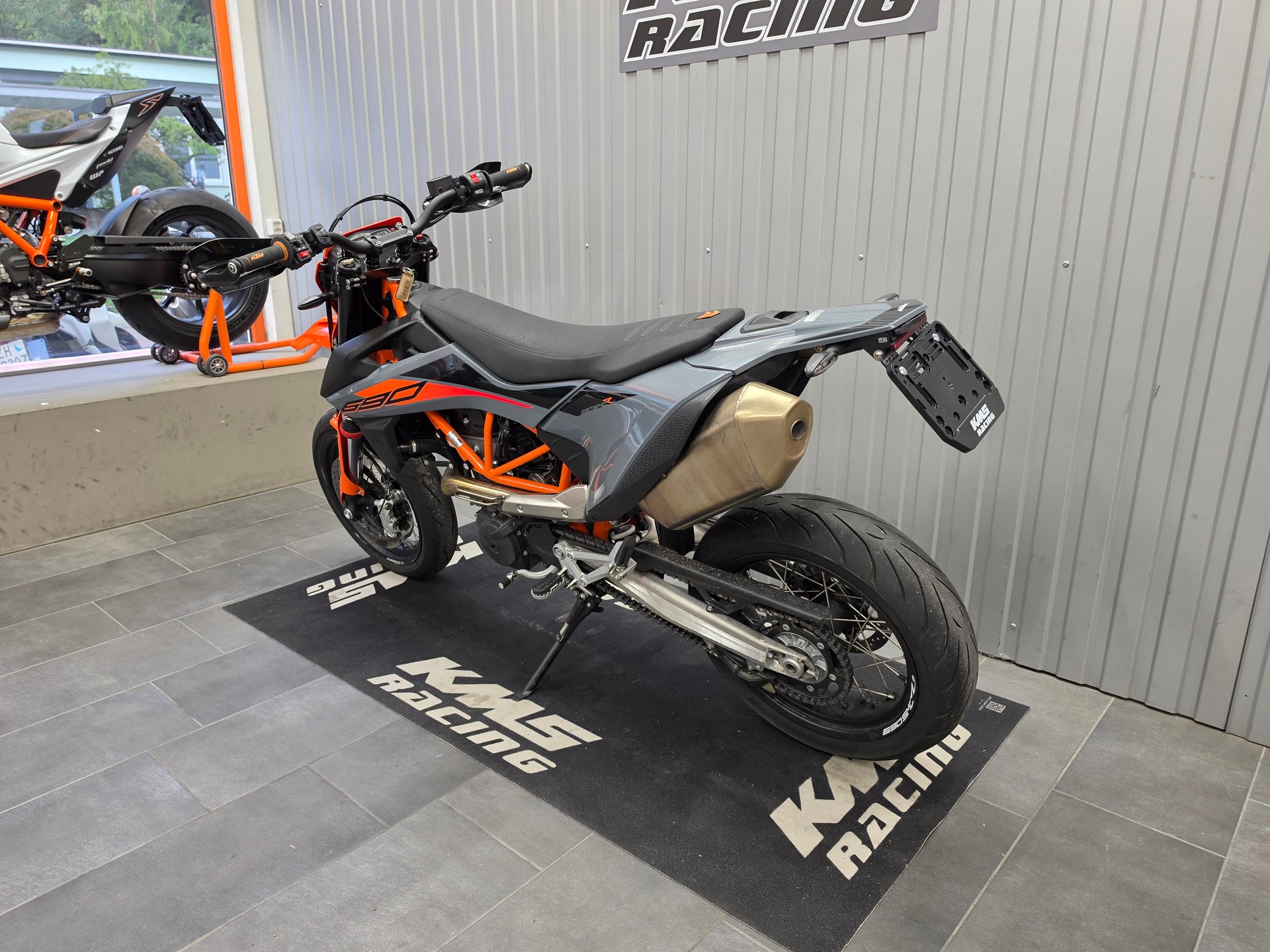 KTM 690 SMC R-showroom-element-3