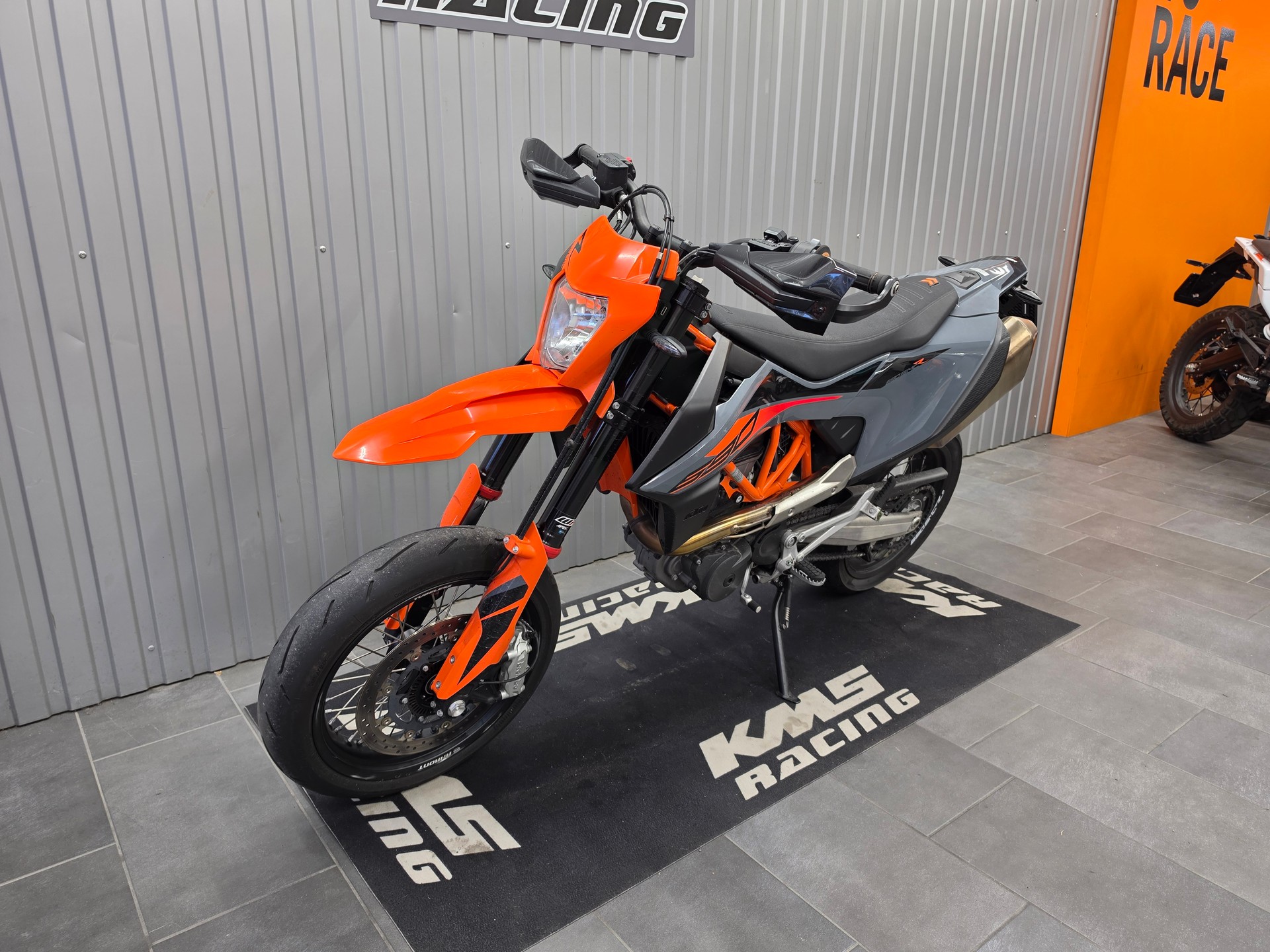 KTM 690 SMC R-showroom-element-2