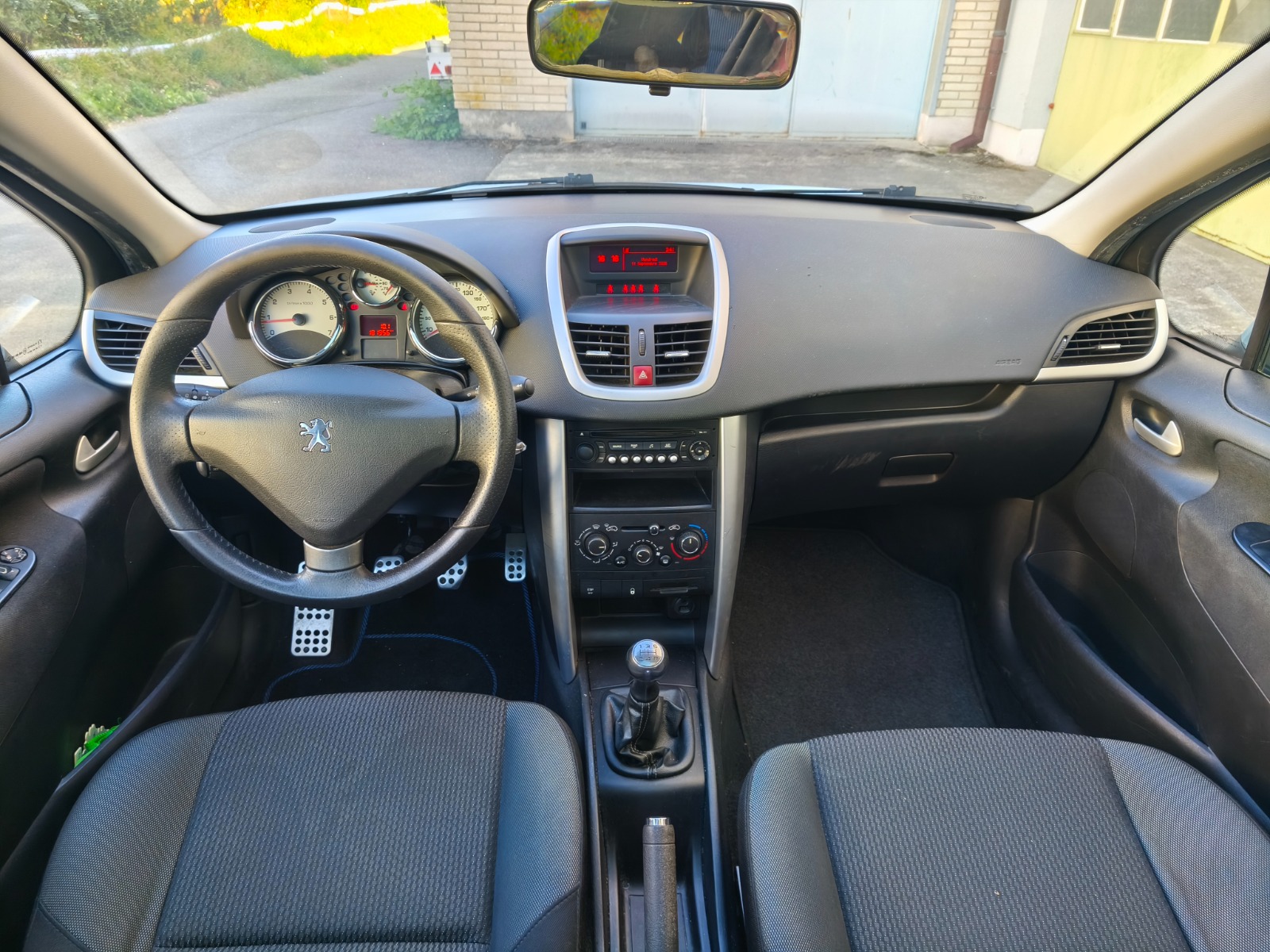 PEUGEOT 207 SW 1.4 16V Trendy Clim-image-6