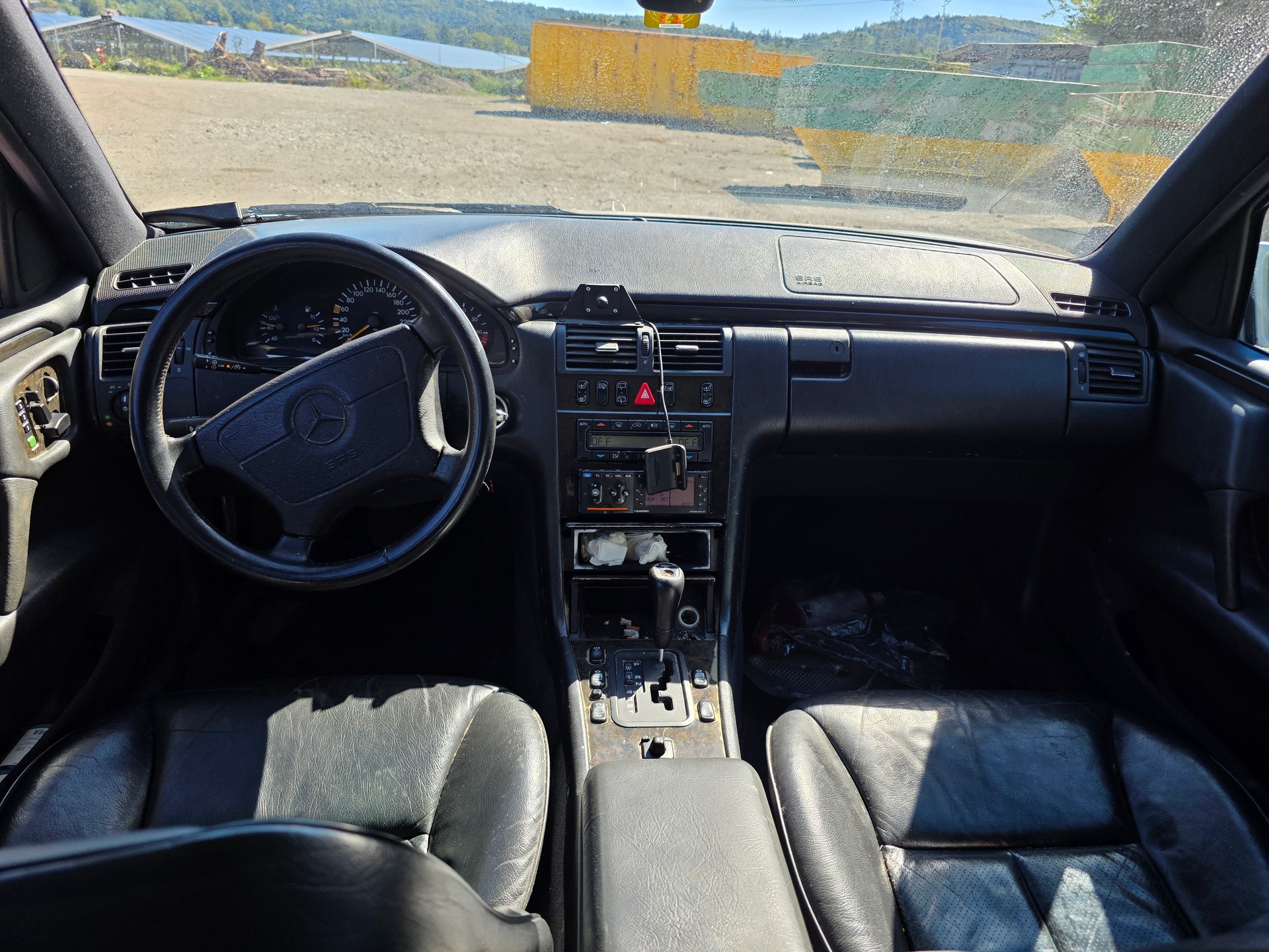 MERCEDES-BENZ E 320 Classic Automatic-image-10