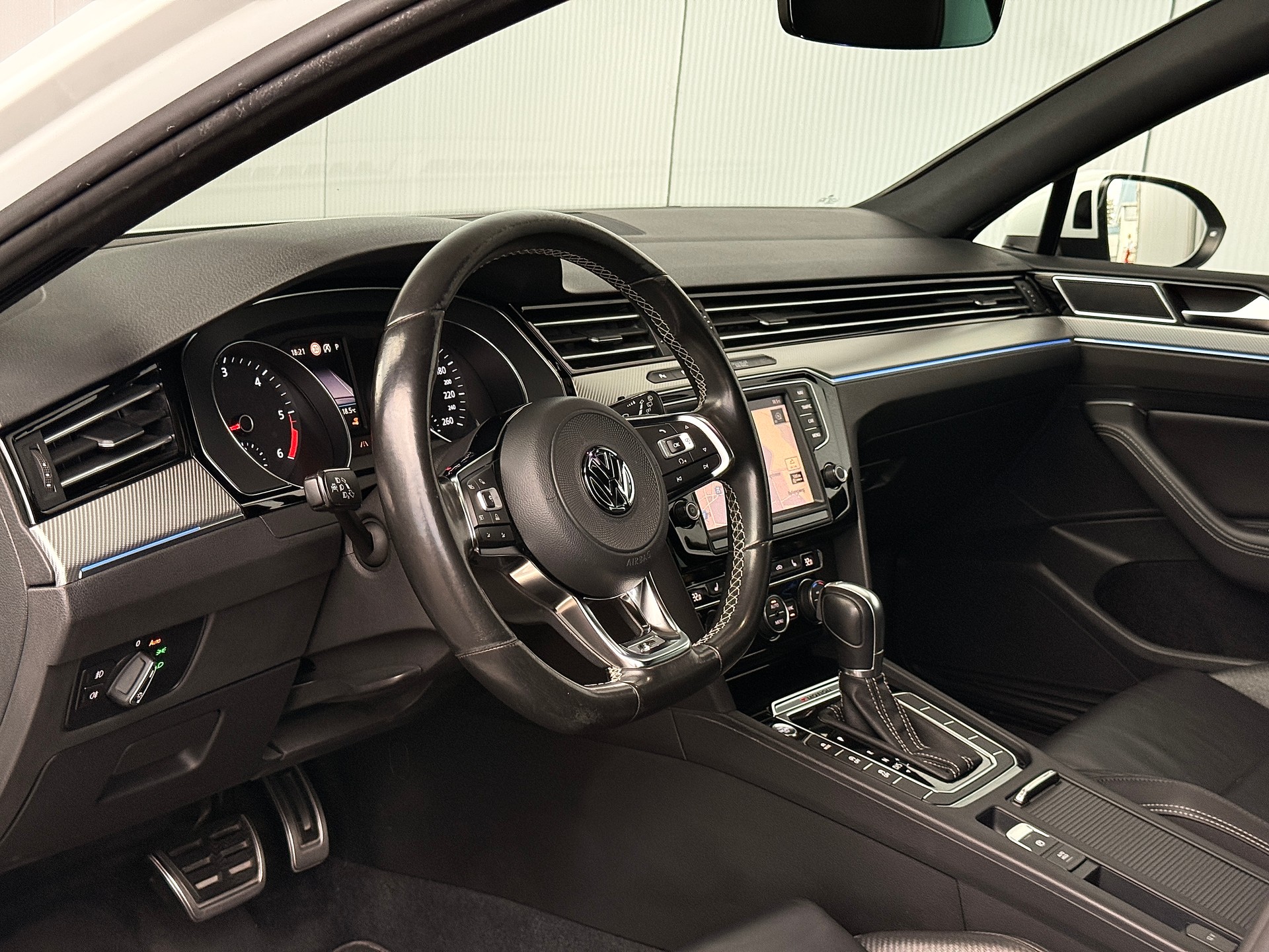 VW Passat Variant 2.0 TDI BMT R-Line DSG 4Motion-image-9