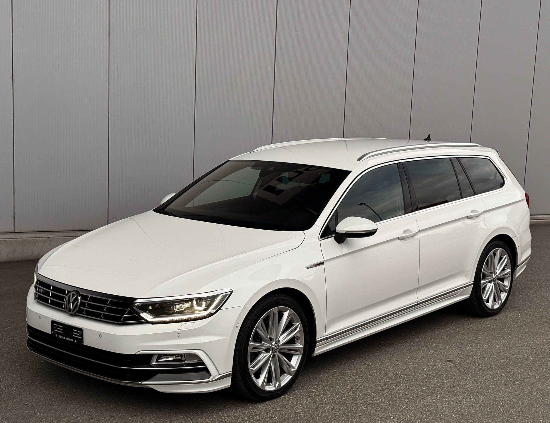 VW Passat Variant 2.0 TDI BMT R-Line DSG 4Motion-image-3