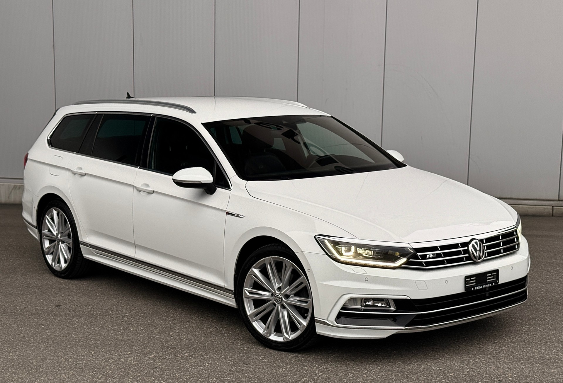 VW Passat Variant 2.0 TDI BMT R-Line DSG 4Motion-image-0