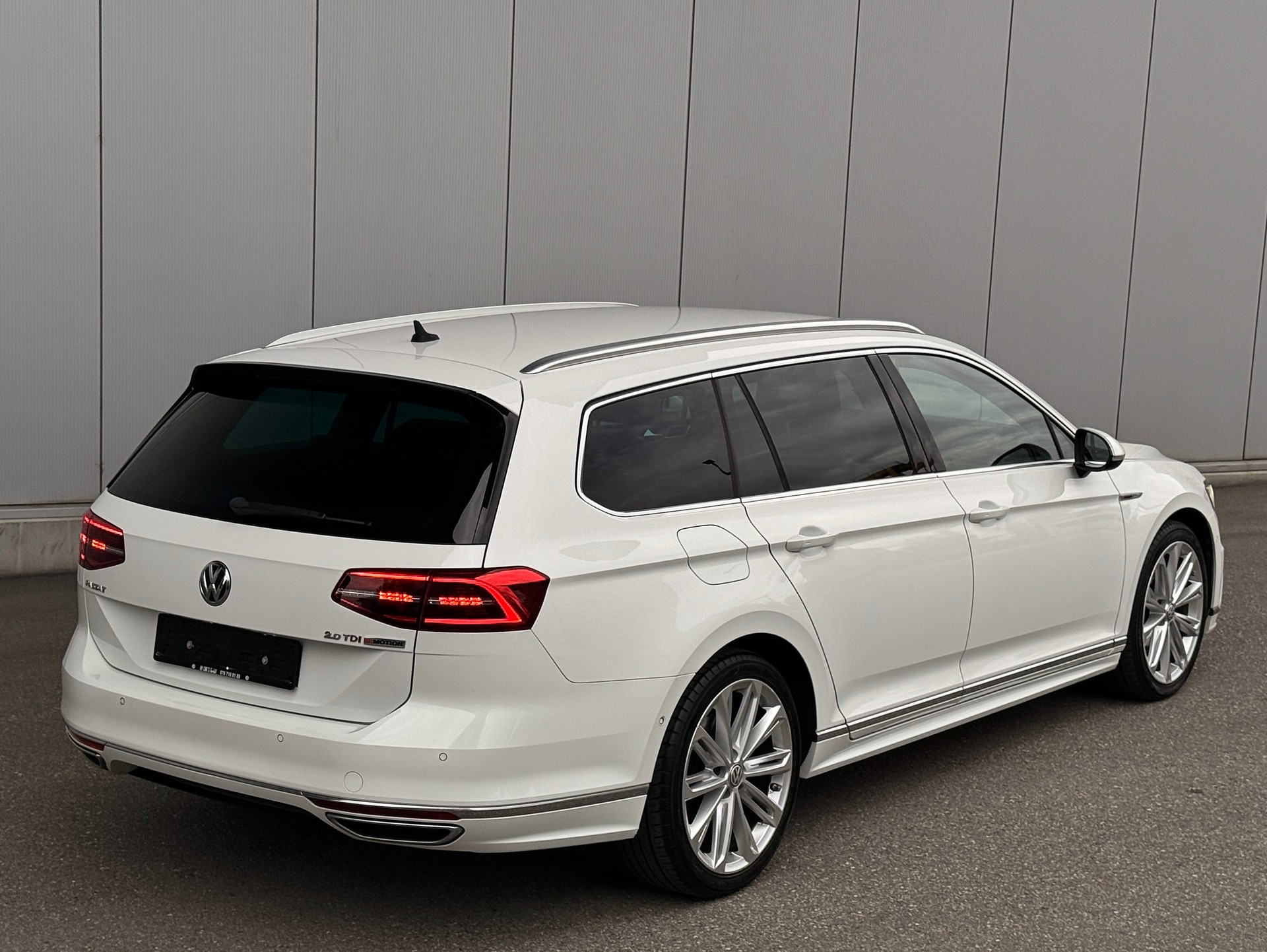 VW Passat Variant 2.0 TDI BMT R-Line DSG 4Motion-image-4