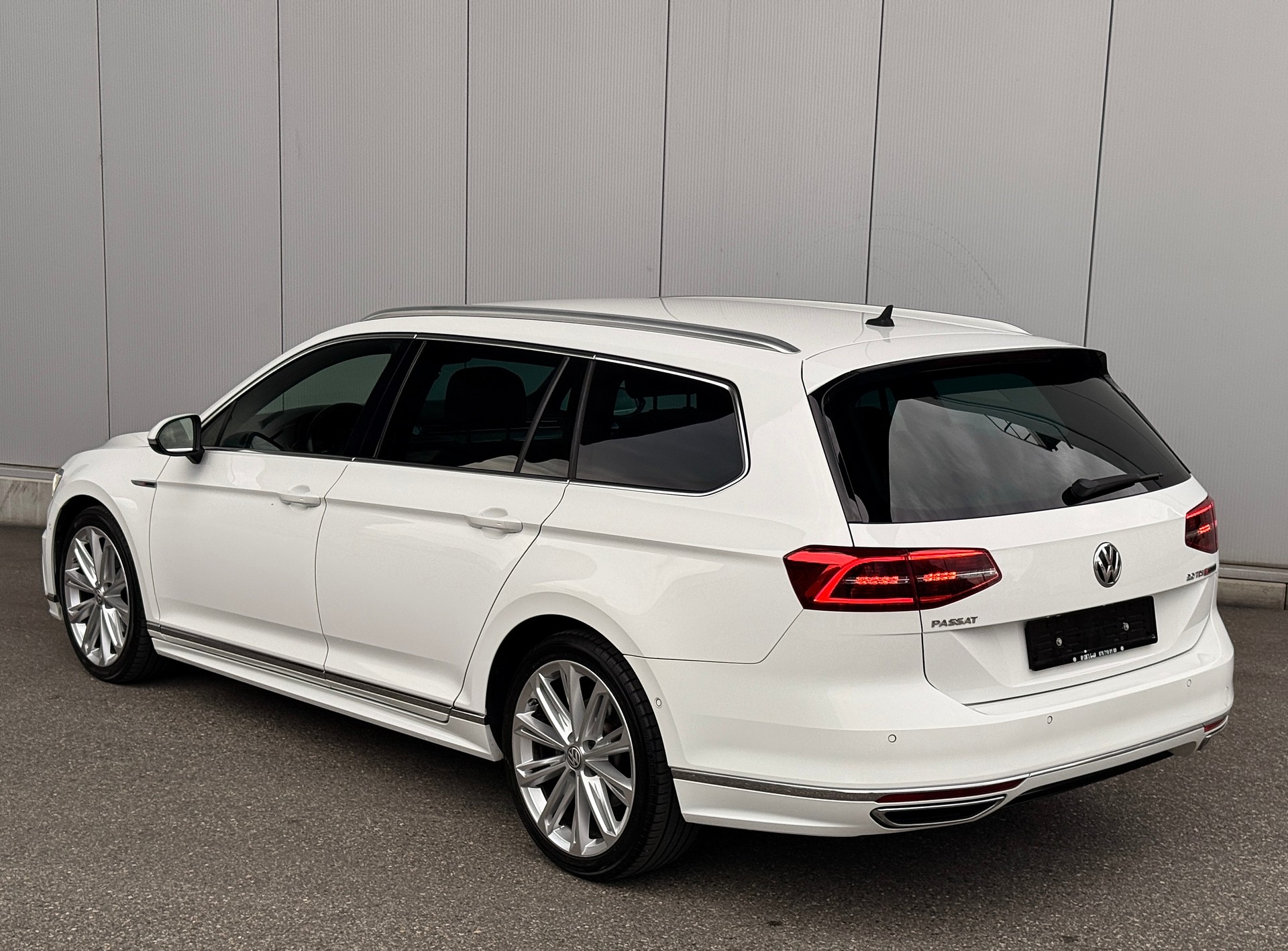 VW Passat Variant 2.0 TDI BMT R-Line DSG 4Motion-image-2