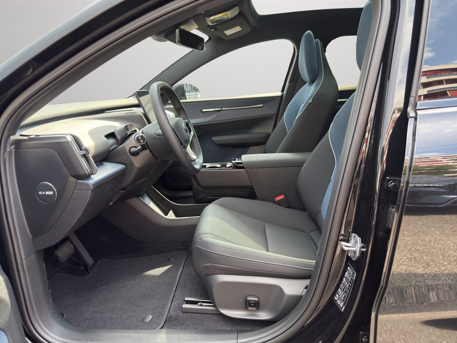 VOLVO EX30 E60 Twin Ultra Performance AWD-image-4