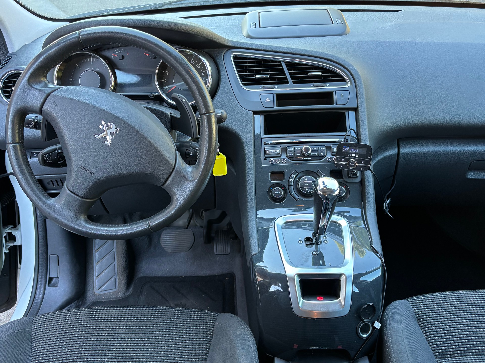 PEUGEOT 5008 1.6 e-HDI Allure ETG6-image-8
