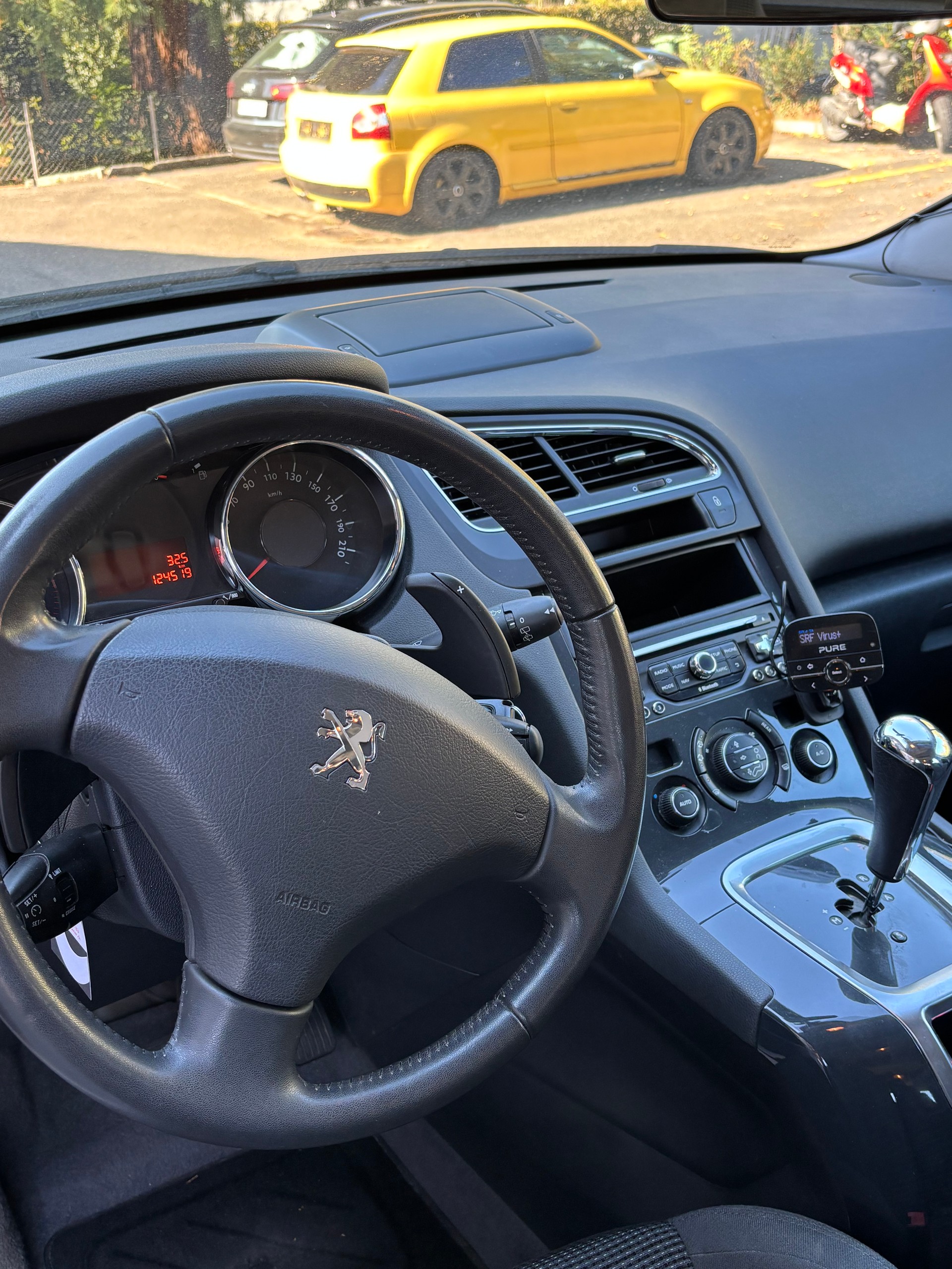 PEUGEOT 5008 1.6 e-HDI Allure ETG6-image-6