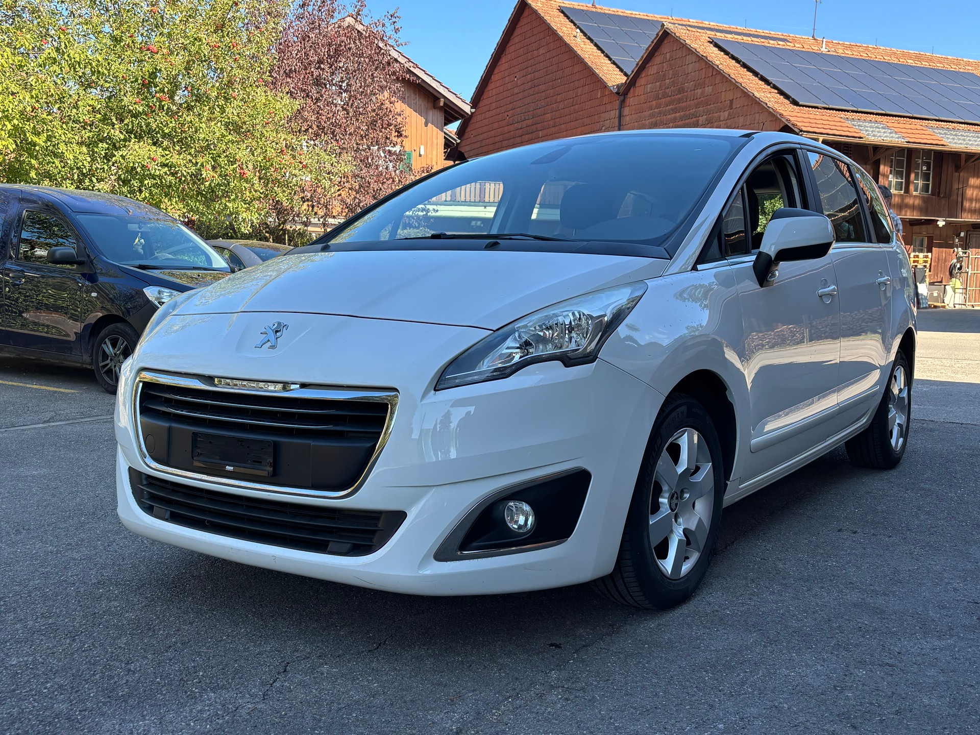 PEUGEOT 5008 1.6 e-HDI Allure ETG6-image-0