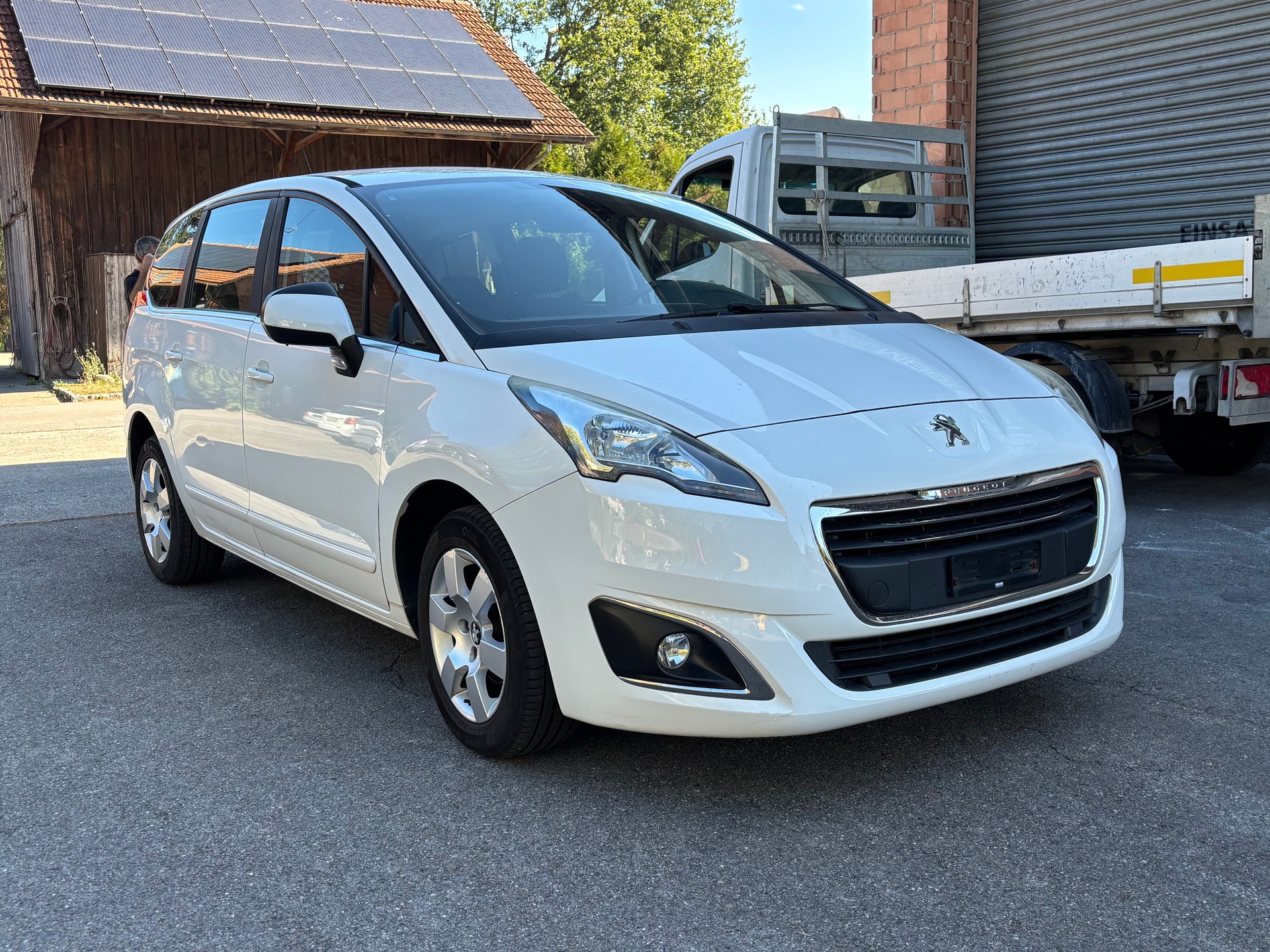 PEUGEOT 5008 1.6 e-HDI Allure ETG6-image-2