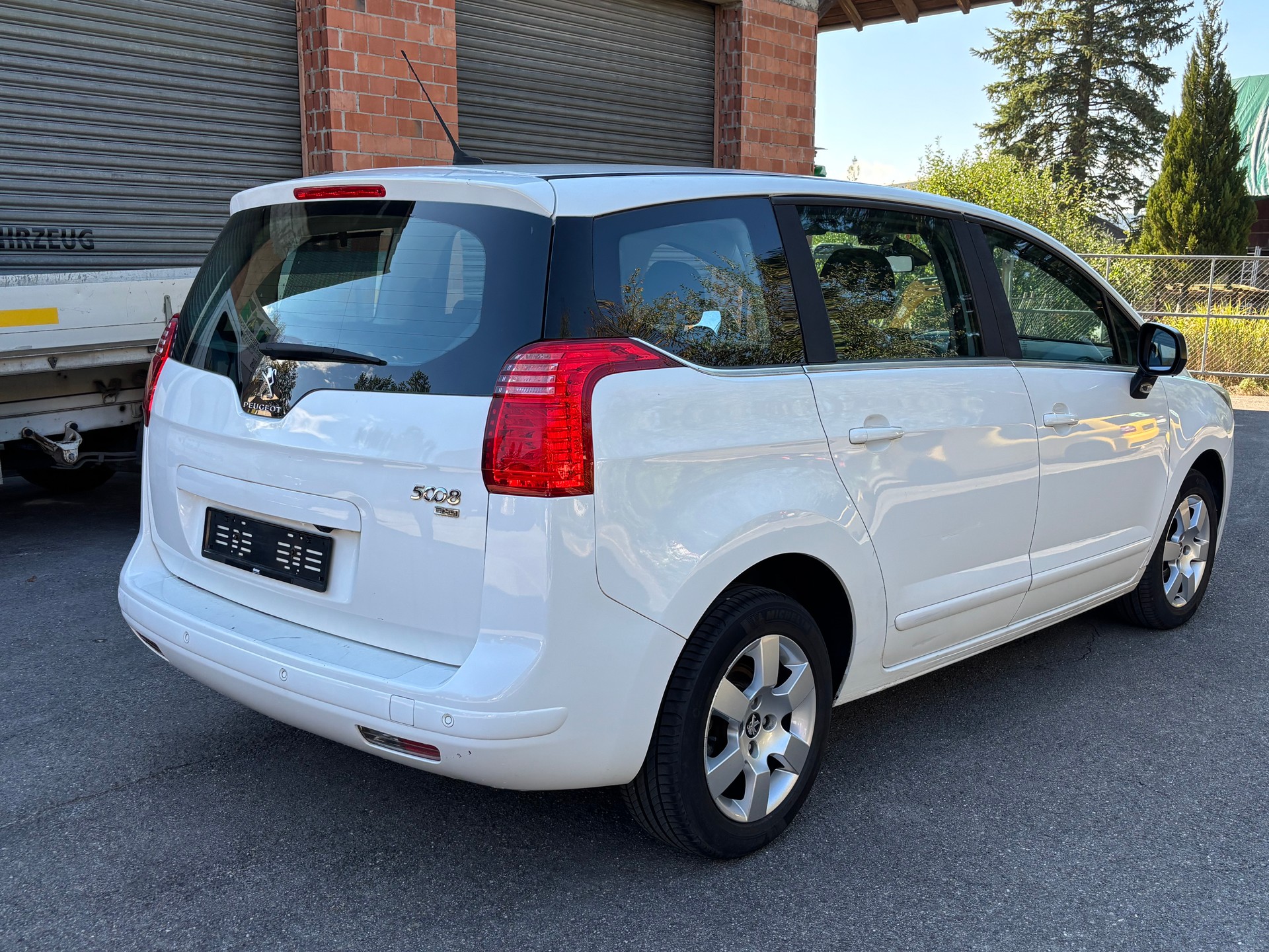 PEUGEOT 5008 1.6 e-HDI Allure ETG6-image-3