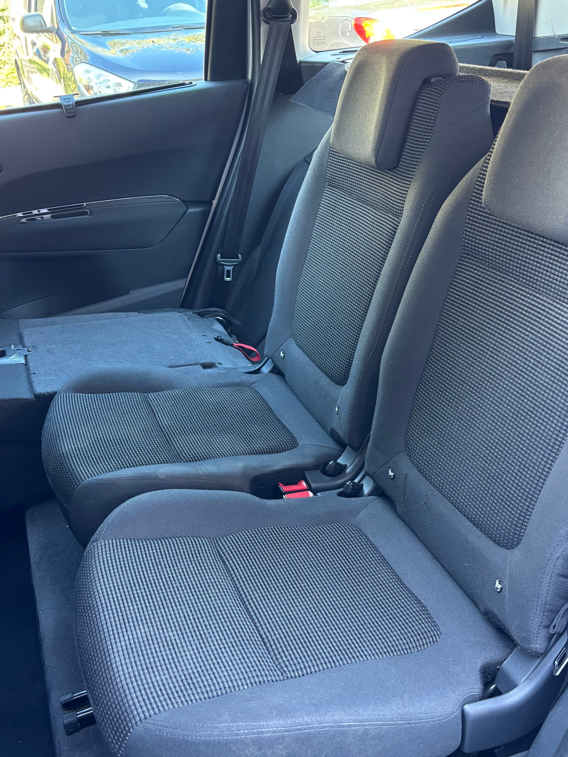 PEUGEOT 5008 1.6 e-HDI Allure ETG6-image-11