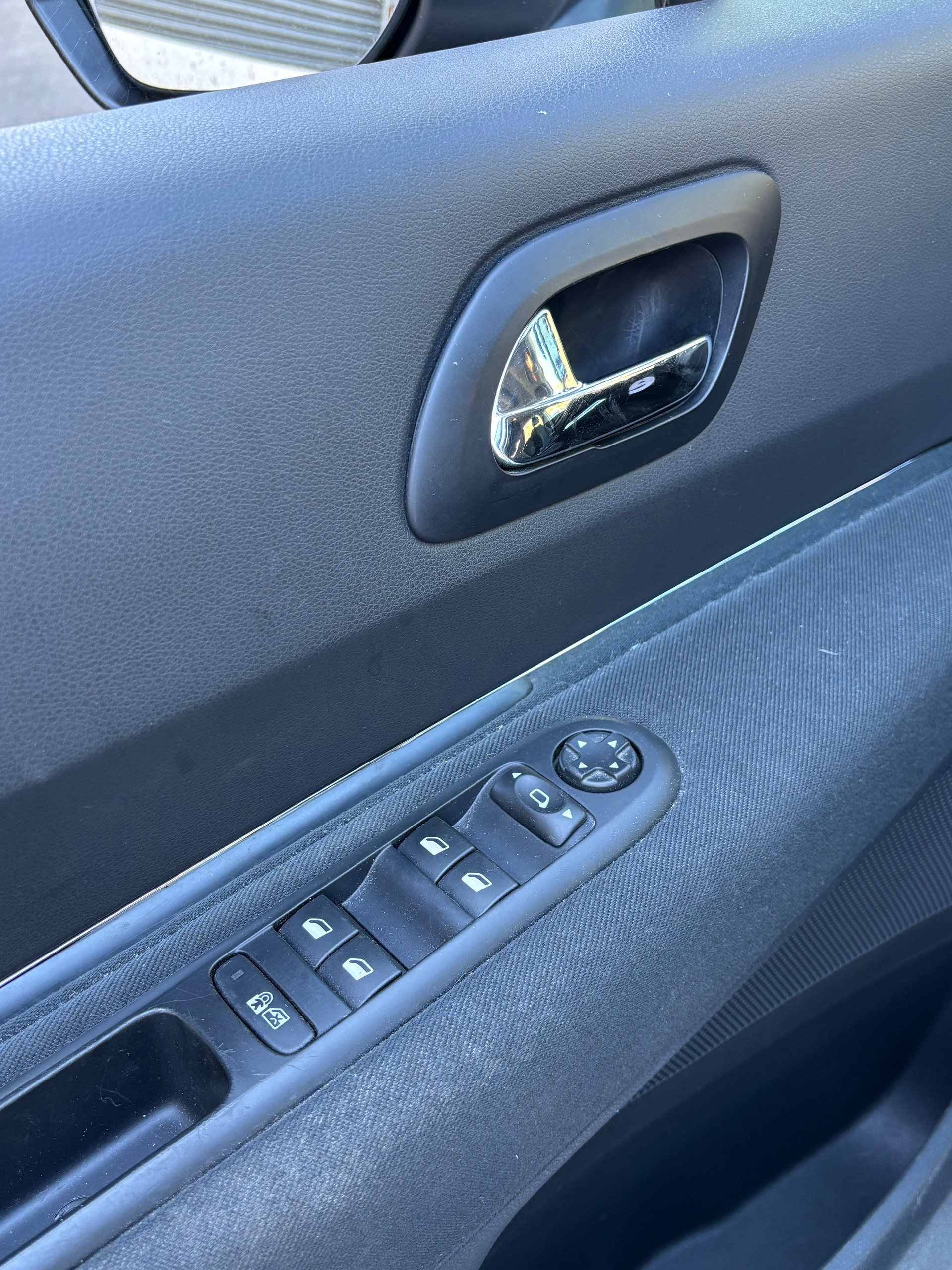 PEUGEOT 5008 1.6 e-HDI Allure ETG6-image-10