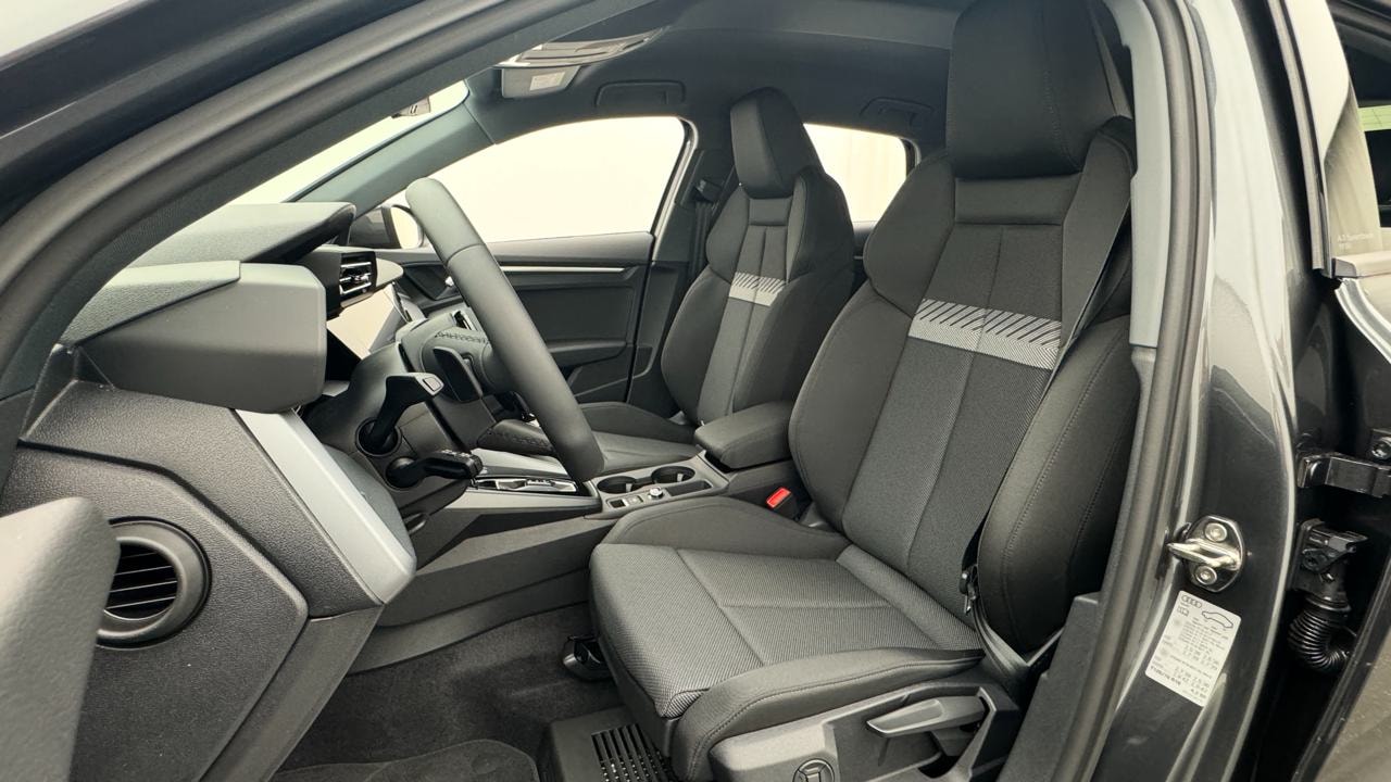 AUDI A3 Sportback TFSI 110 KW S Line-image-4