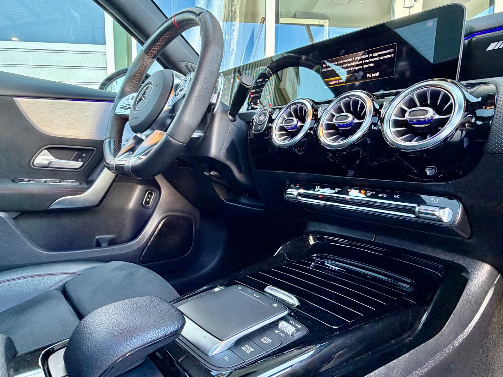 MERCEDES-BENZ A 35 AMG 4Matic Speedshift-image-8