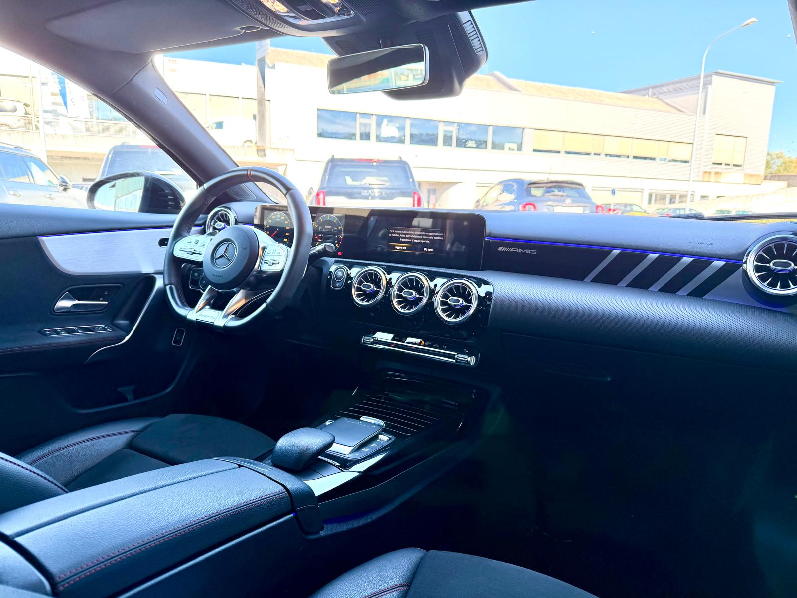 MERCEDES-BENZ A 35 AMG 4Matic Speedshift-image-9