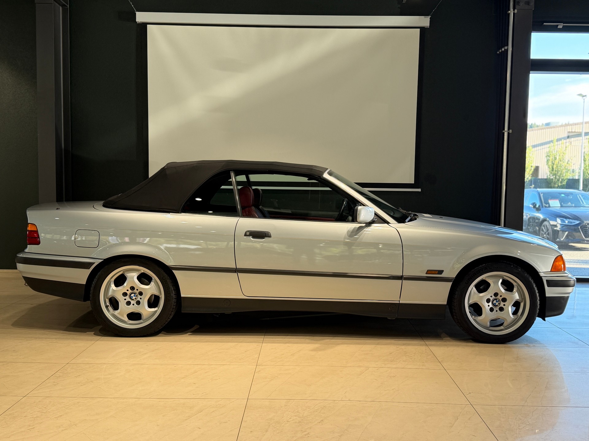 BMW 328i Cabrio-image-3
