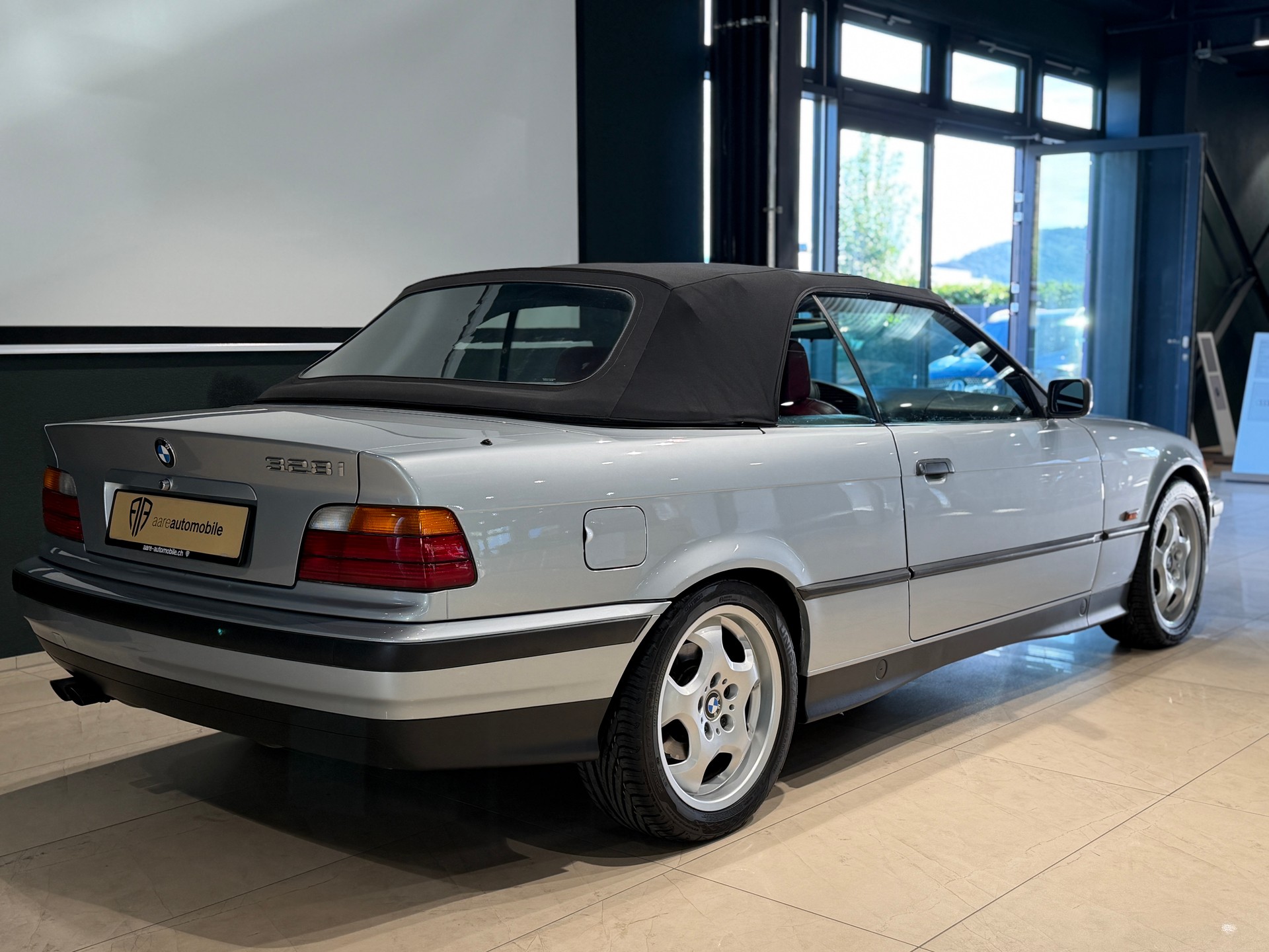 BMW 328i Cabrio-image-5