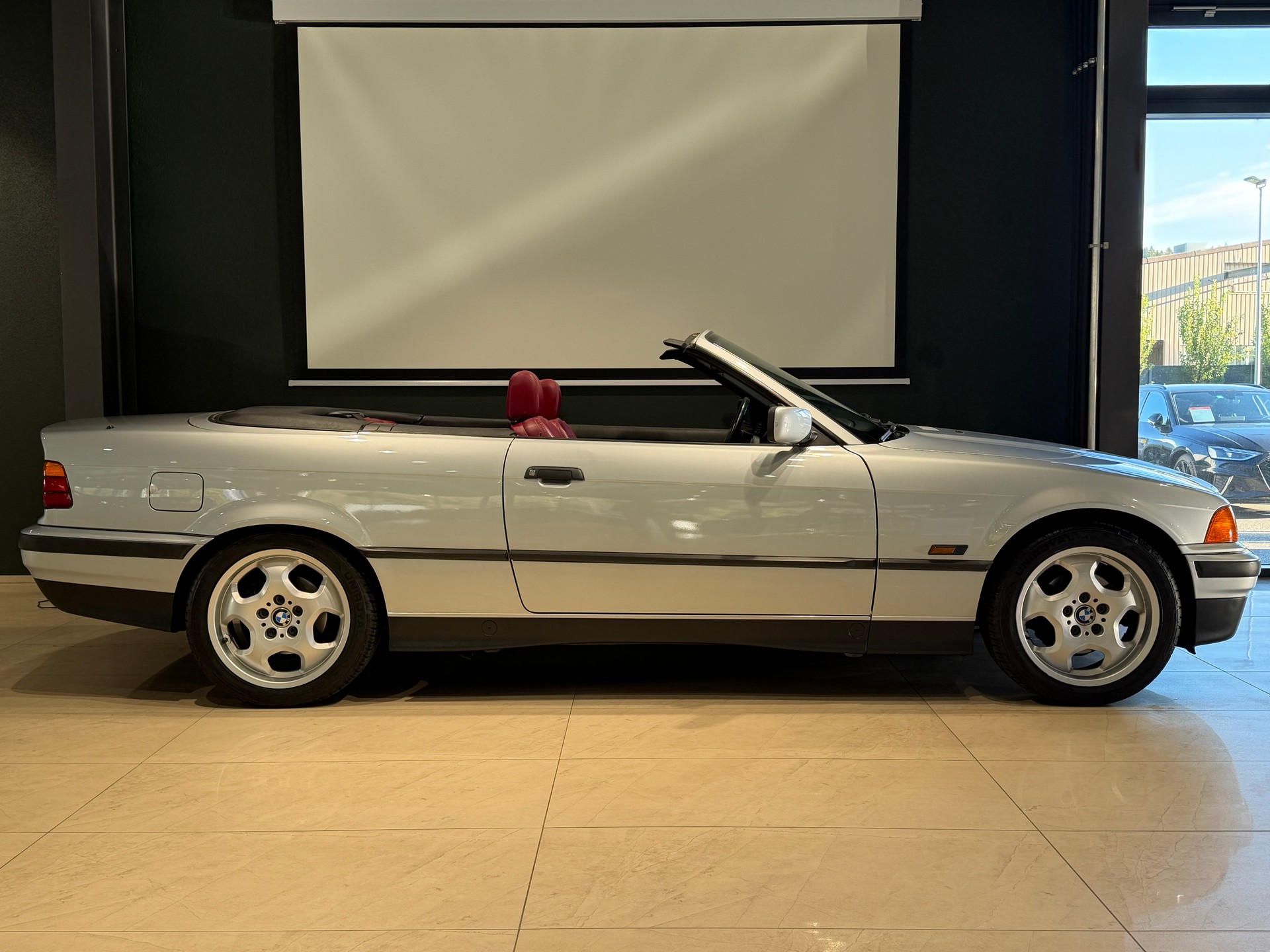 BMW 328i Cabrio-image-4