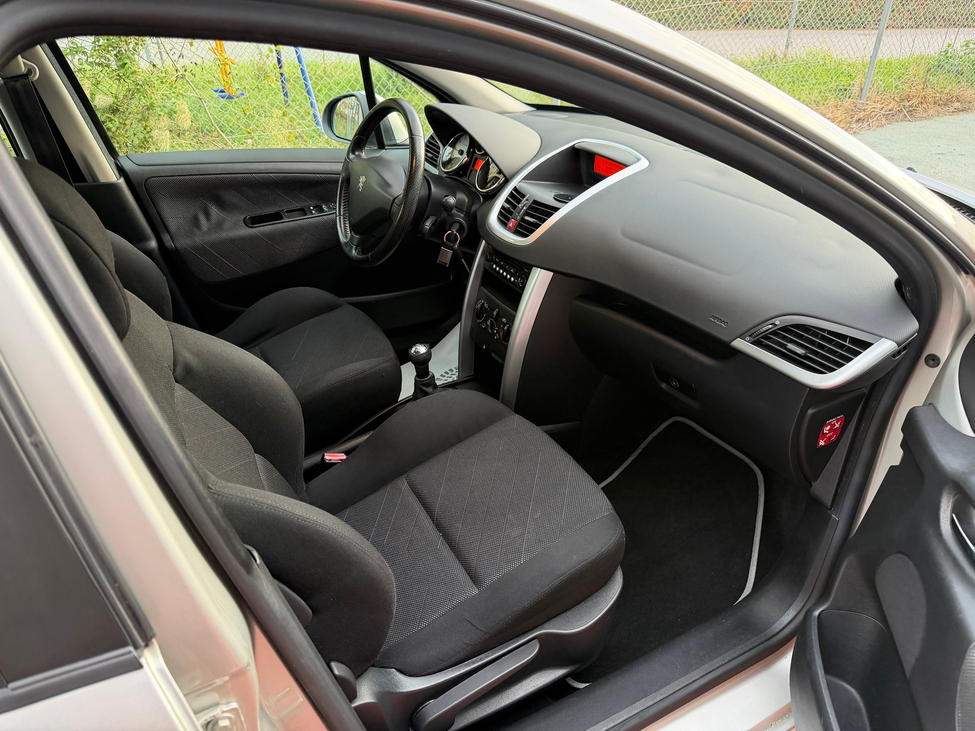 PEUGEOT 207 1.4 16V Look-image-9