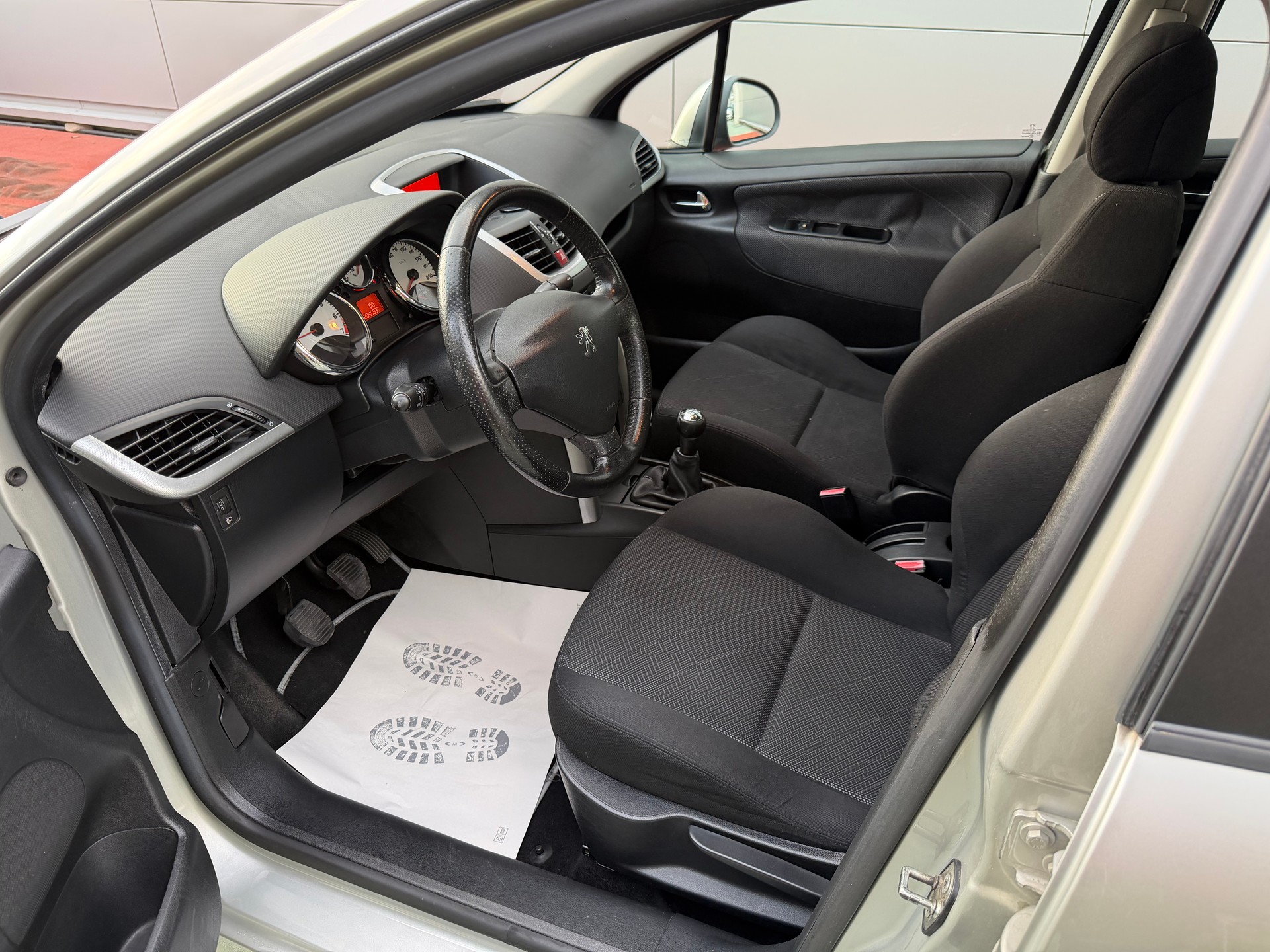 PEUGEOT 207 1.4 16V Look-image-8