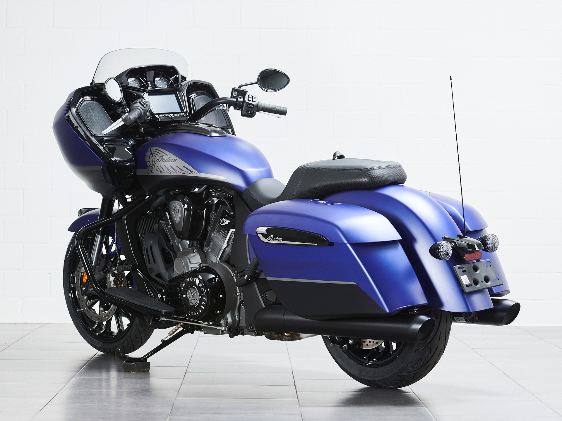INDIAN Challenger Dark Horse-showroom-element-3