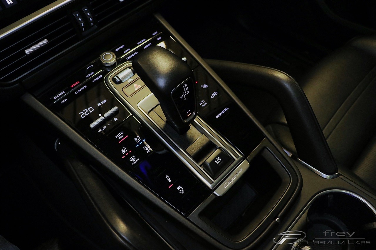 PORSCHE Cayenne Turbo Coupé S E-Hybrid-image-19