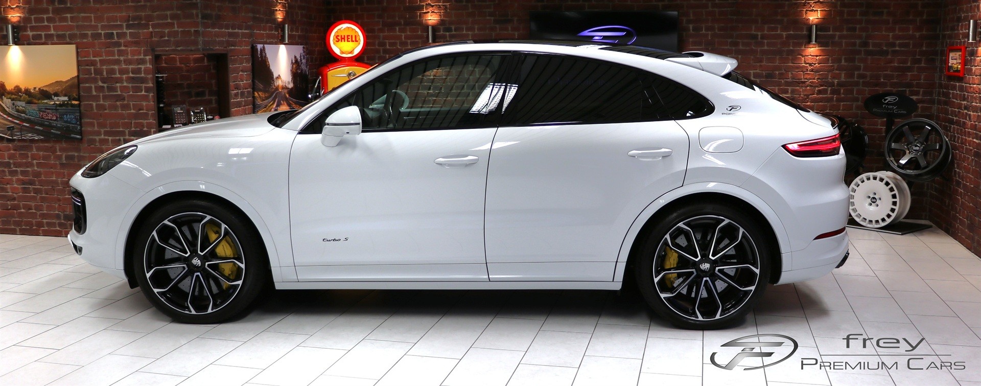 PORSCHE Cayenne Turbo Coupé S E-Hybrid-image-4