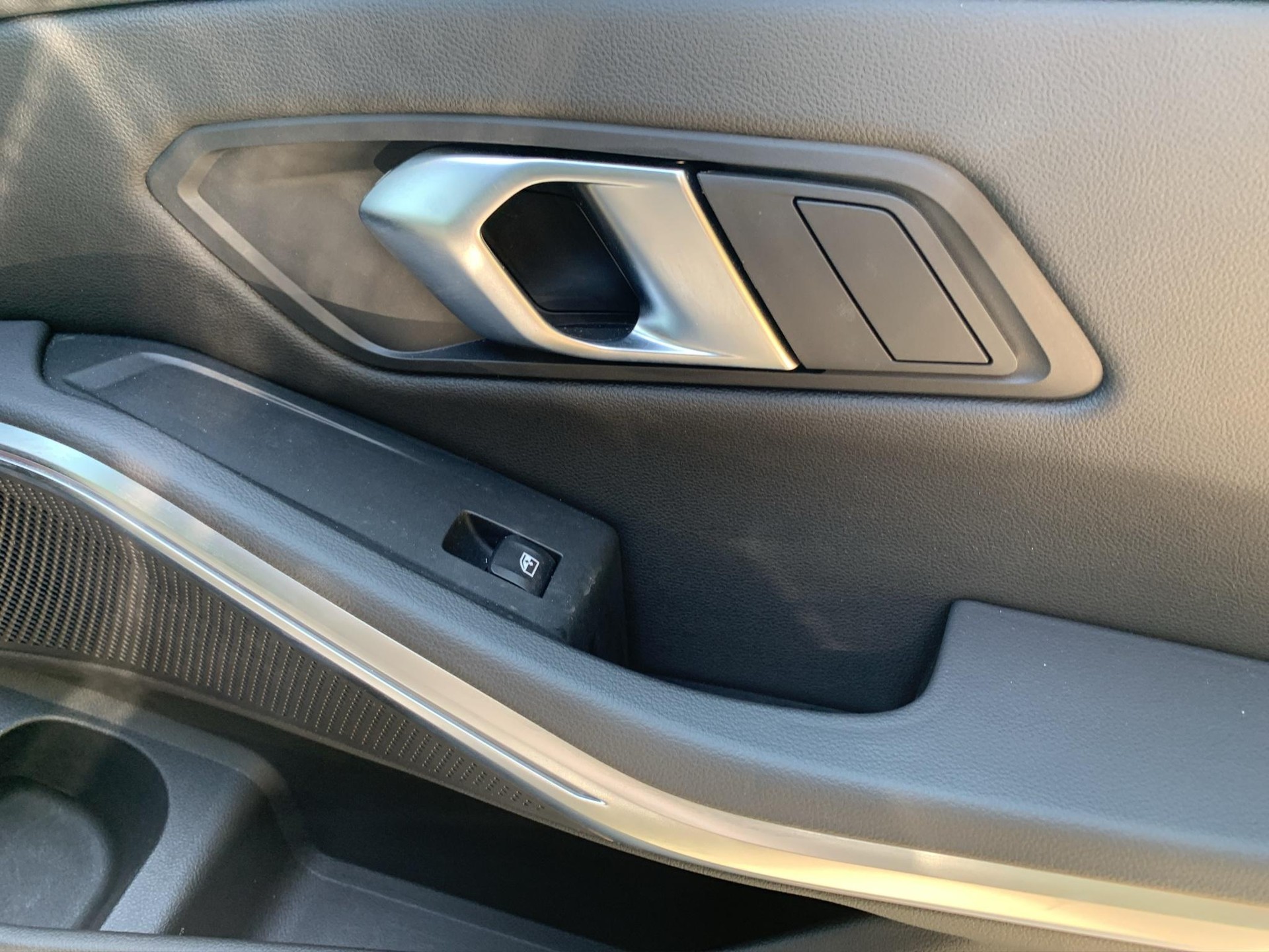 BMW 330d xDrive 48V Touring Steptronic M Sport-image-16